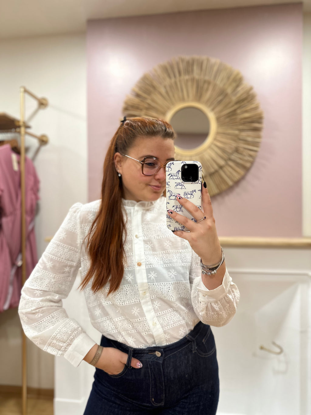 Chemise blanche femme – Broderie anglaise – Col rond à volants – Coupe droite – In April 1986 – Miss Caprice
