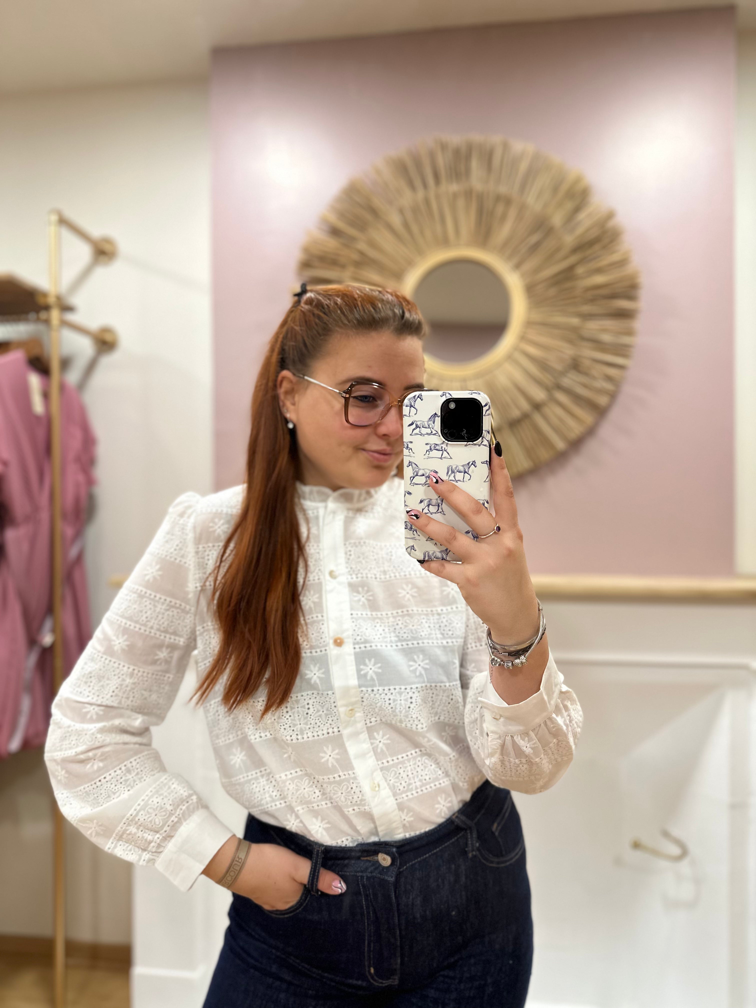 Chemise blanche femme – Broderie anglaise – Col rond à volants – Coupe droite – In April 1986 – Miss Caprice