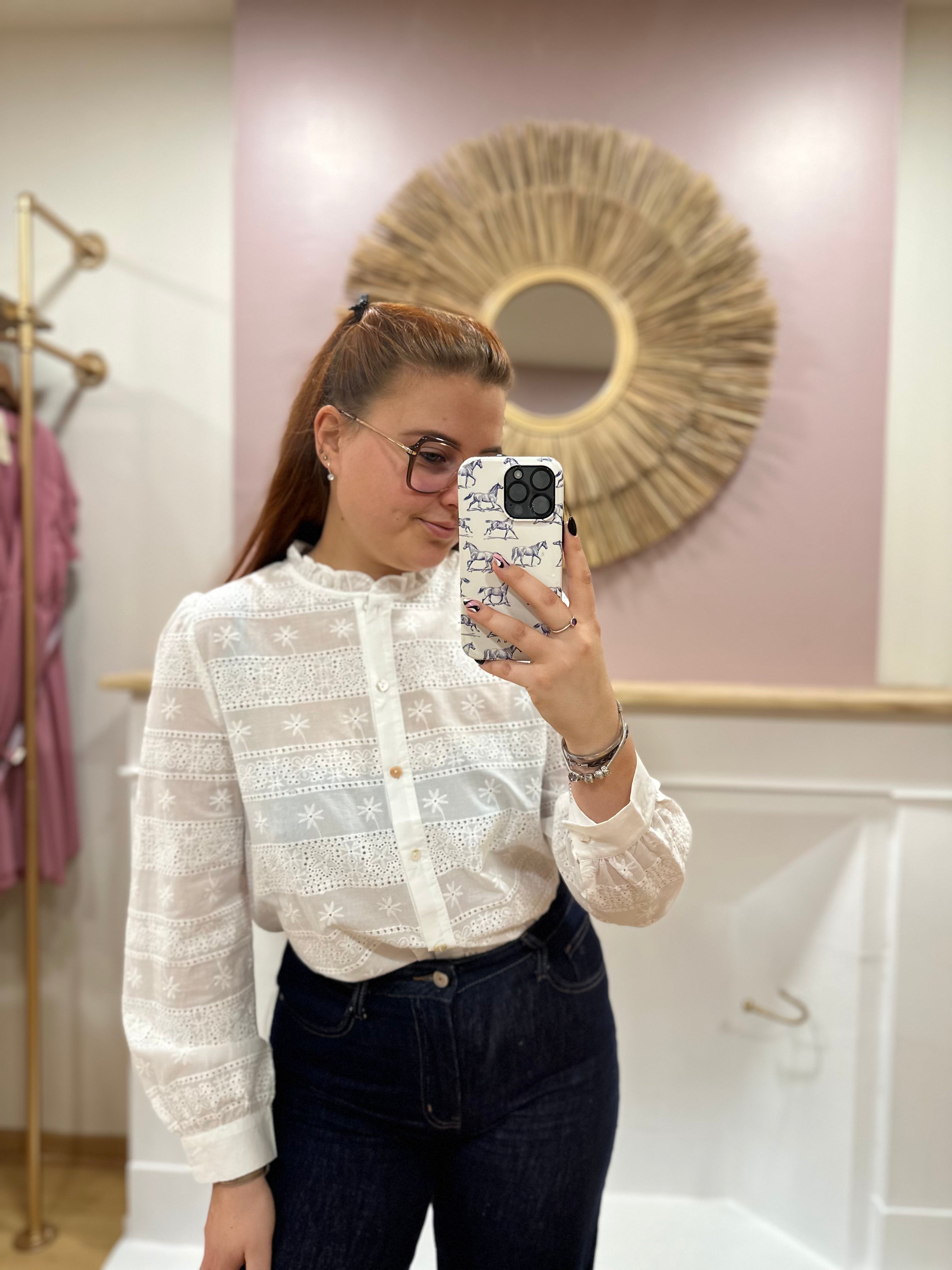 Chemise blanche femme – Broderie anglaise – Col rond à volants – Coupe droite – In April 1986 – Miss Caprice