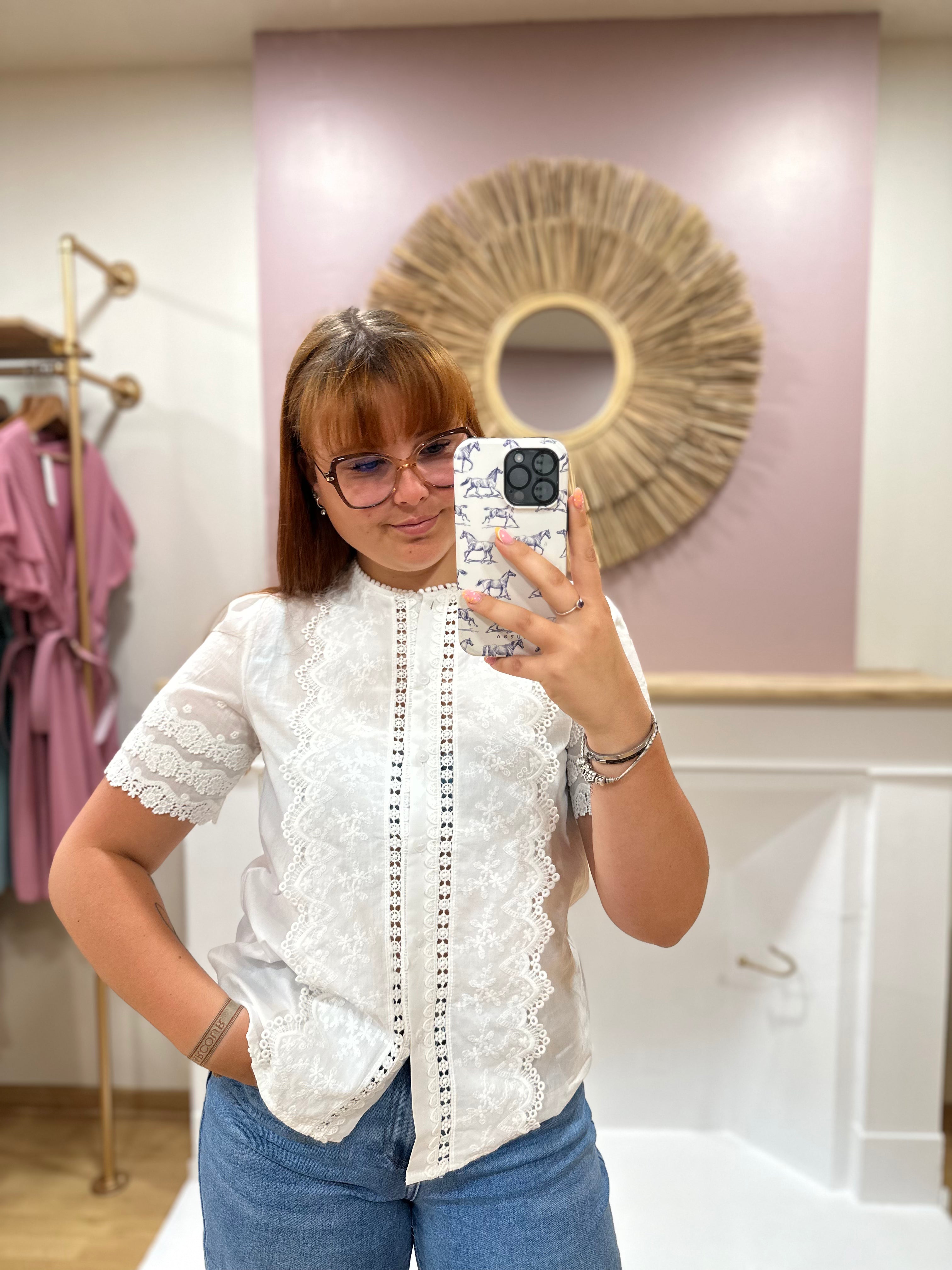 Chemise blanche femme – Broderie anglaise – Manches courtes – Dentelle – In April 1986 – Miss Caprice
