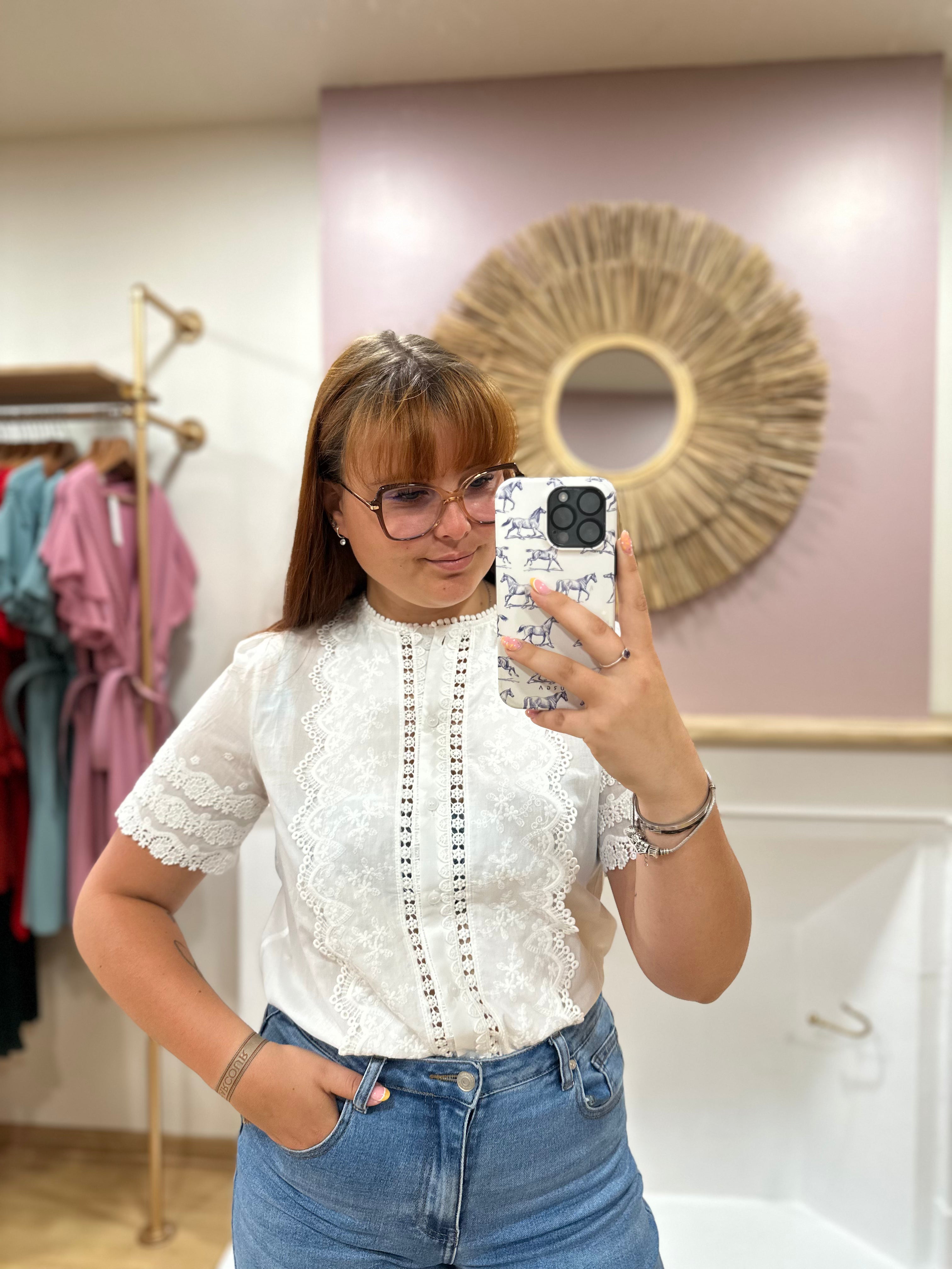 Chemise blanche femme – Broderie anglaise – Manches courtes – Dentelle – In April 1986 – Miss Caprice