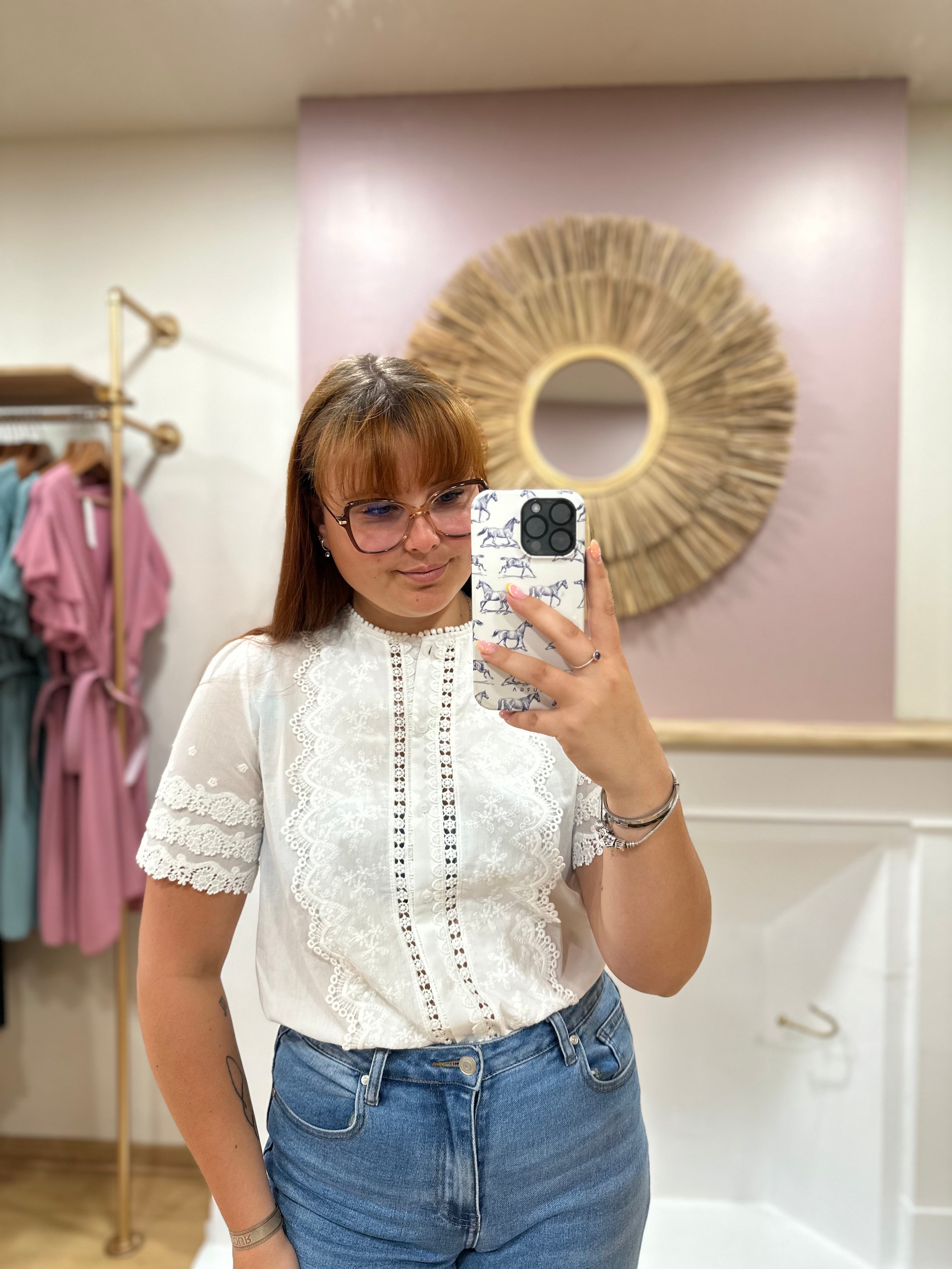 Chemise blanche femme – Broderie anglaise – Manches courtes – Dentelle – In April 1986 – Miss Caprice