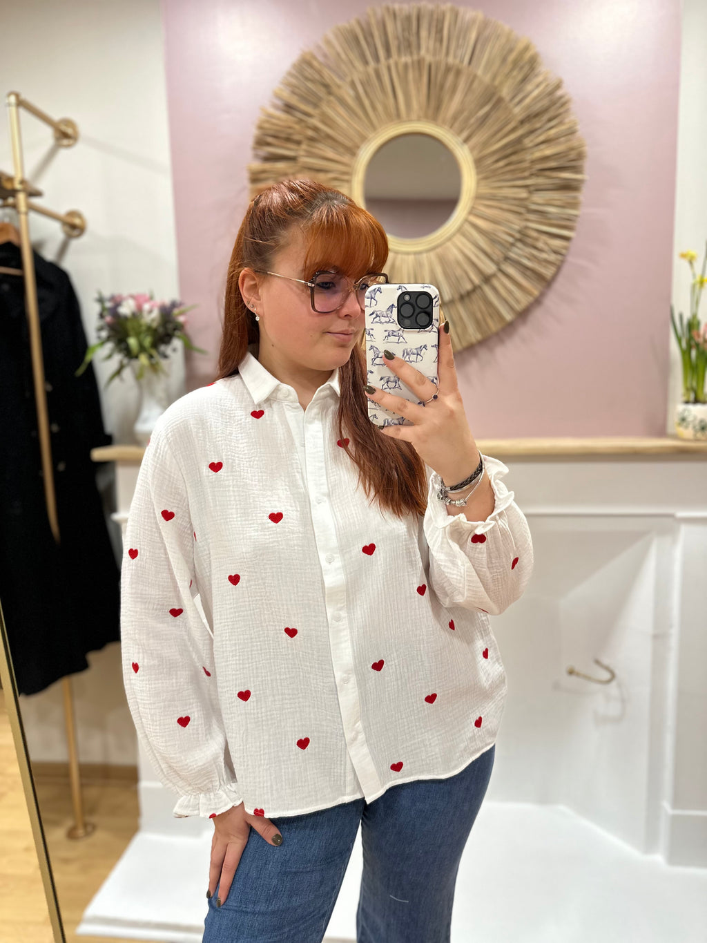 Chemise blanche femme broderie cœur rouge – col V – In April 1986 – Miss Caprice