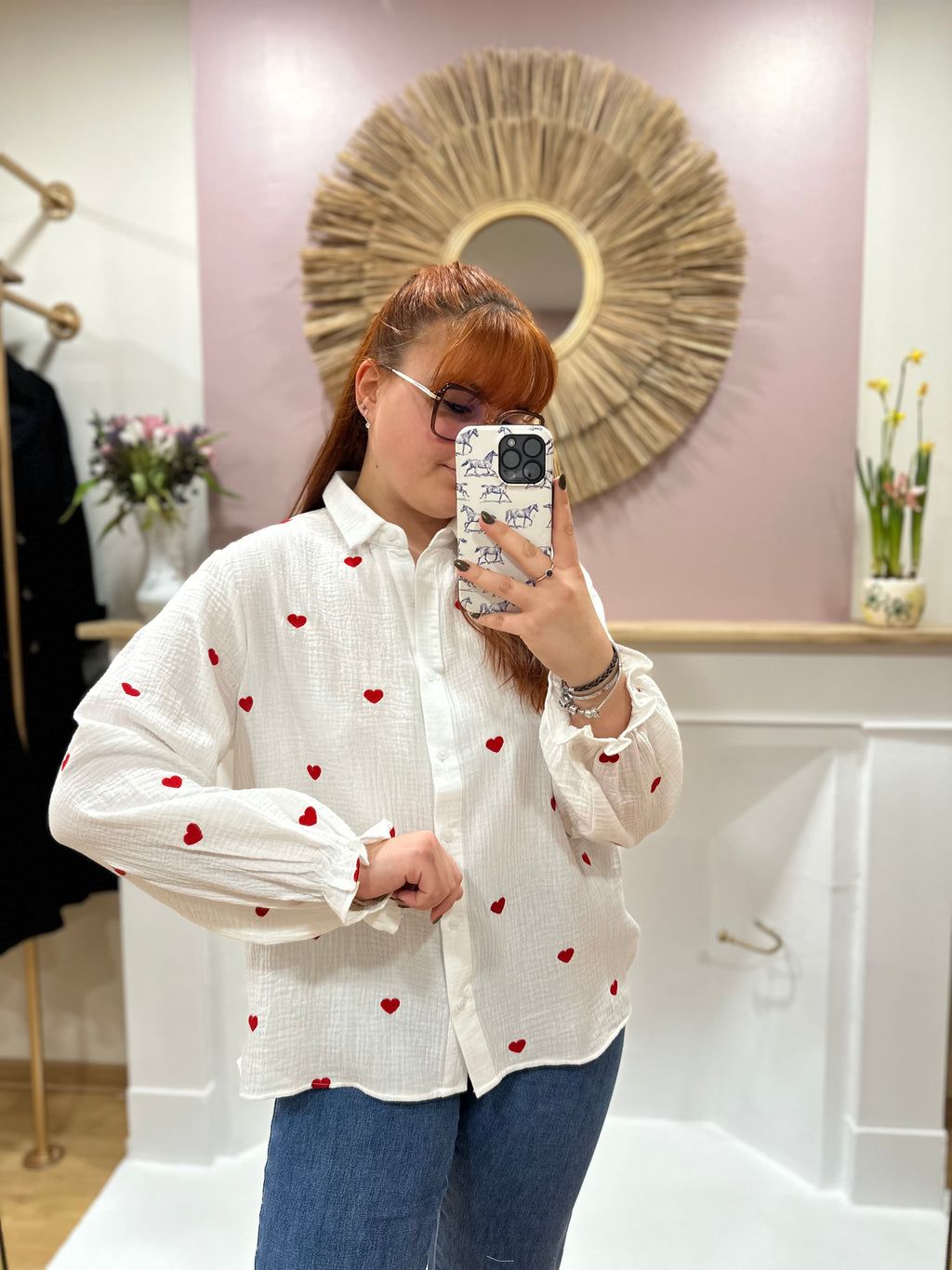 Chemise blanche femme broderie cœur rouge – col V – In April 1986 – Miss Caprice