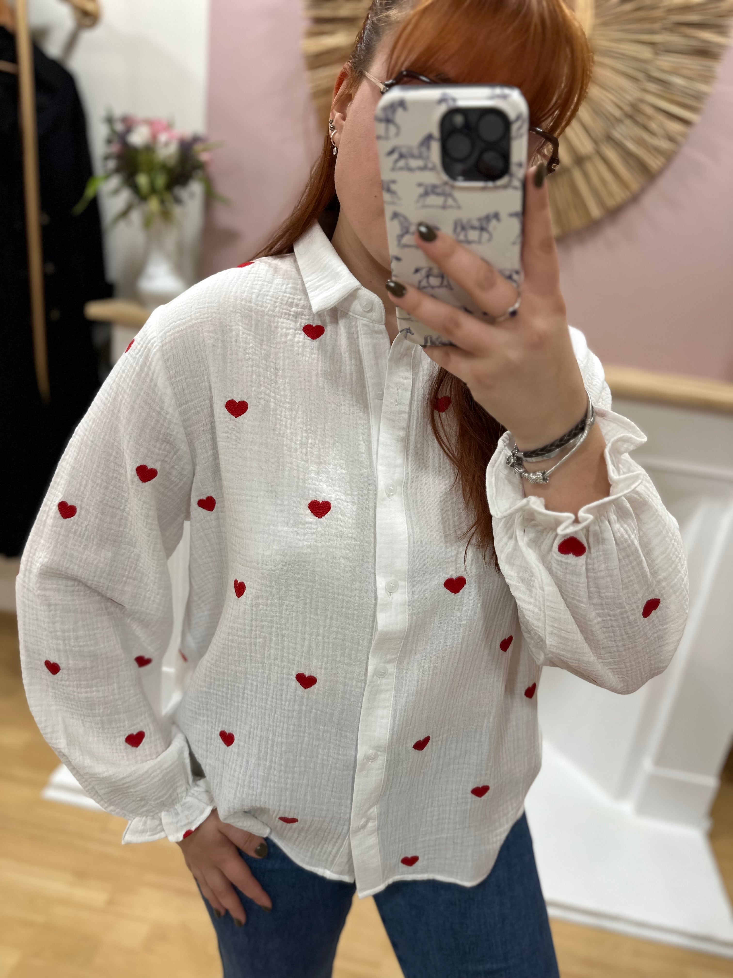 Chemise blanche femme broderie cœur rouge – col V – In April 1986 – Miss Caprice