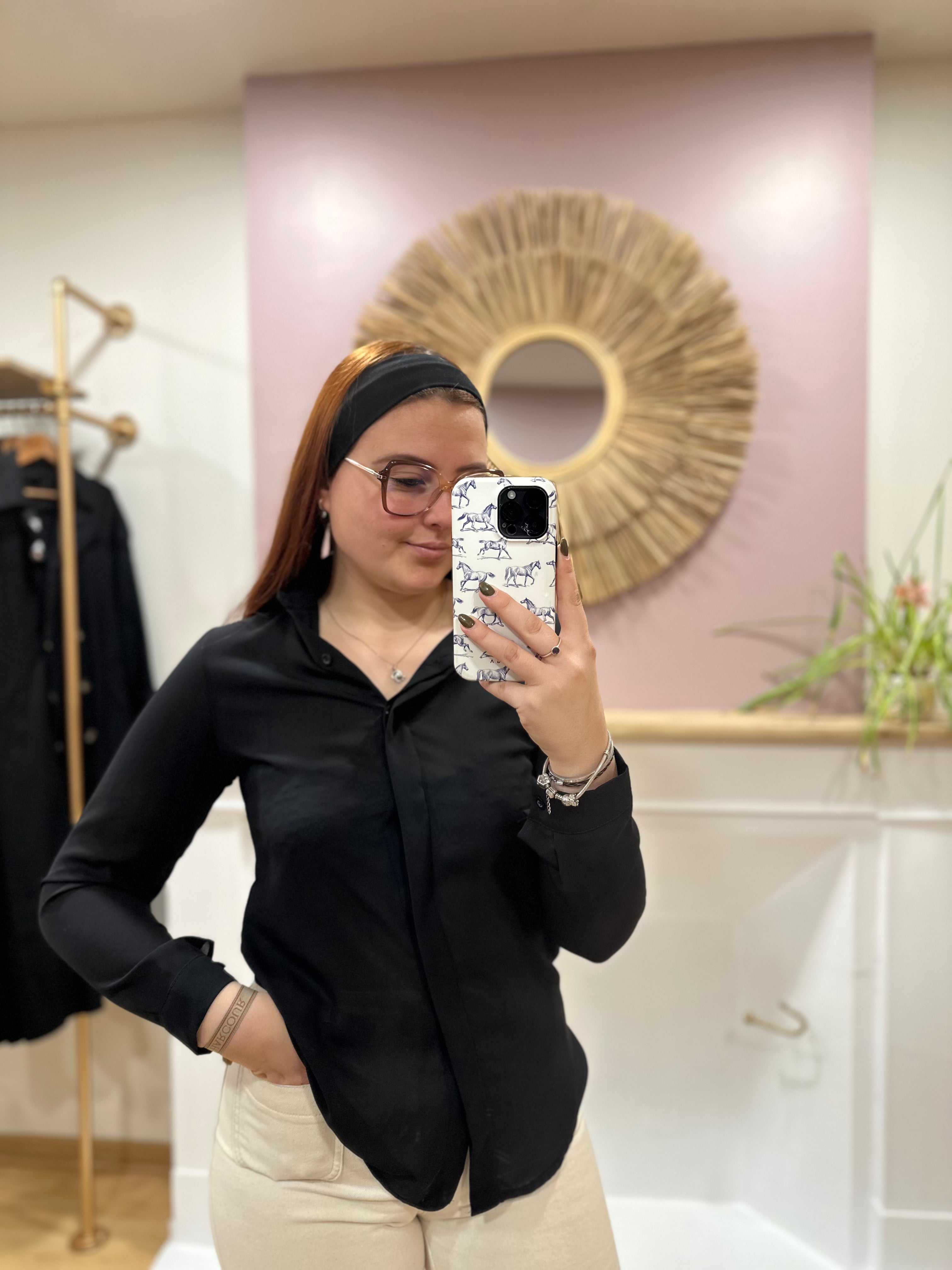 Chemise classique noire femme – Voile léger – Col V – Poignets à boutons – Elle Style – Miss Caprice