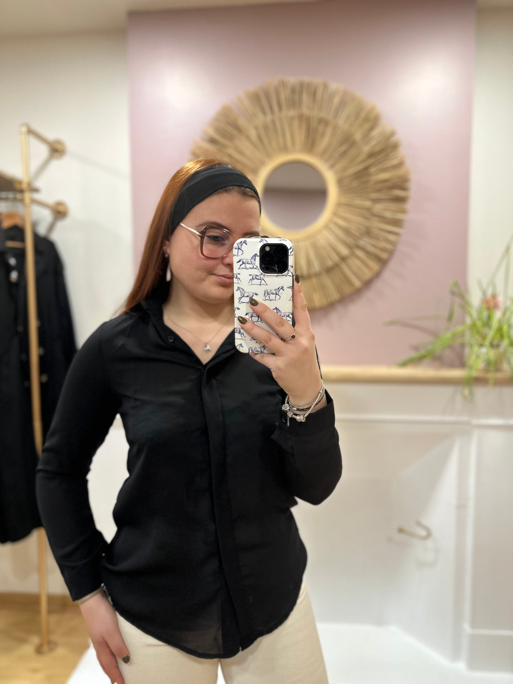 Chemise classique noire femme – Voile léger – Col V – Poignets à boutons – Elle Style – Miss Caprice