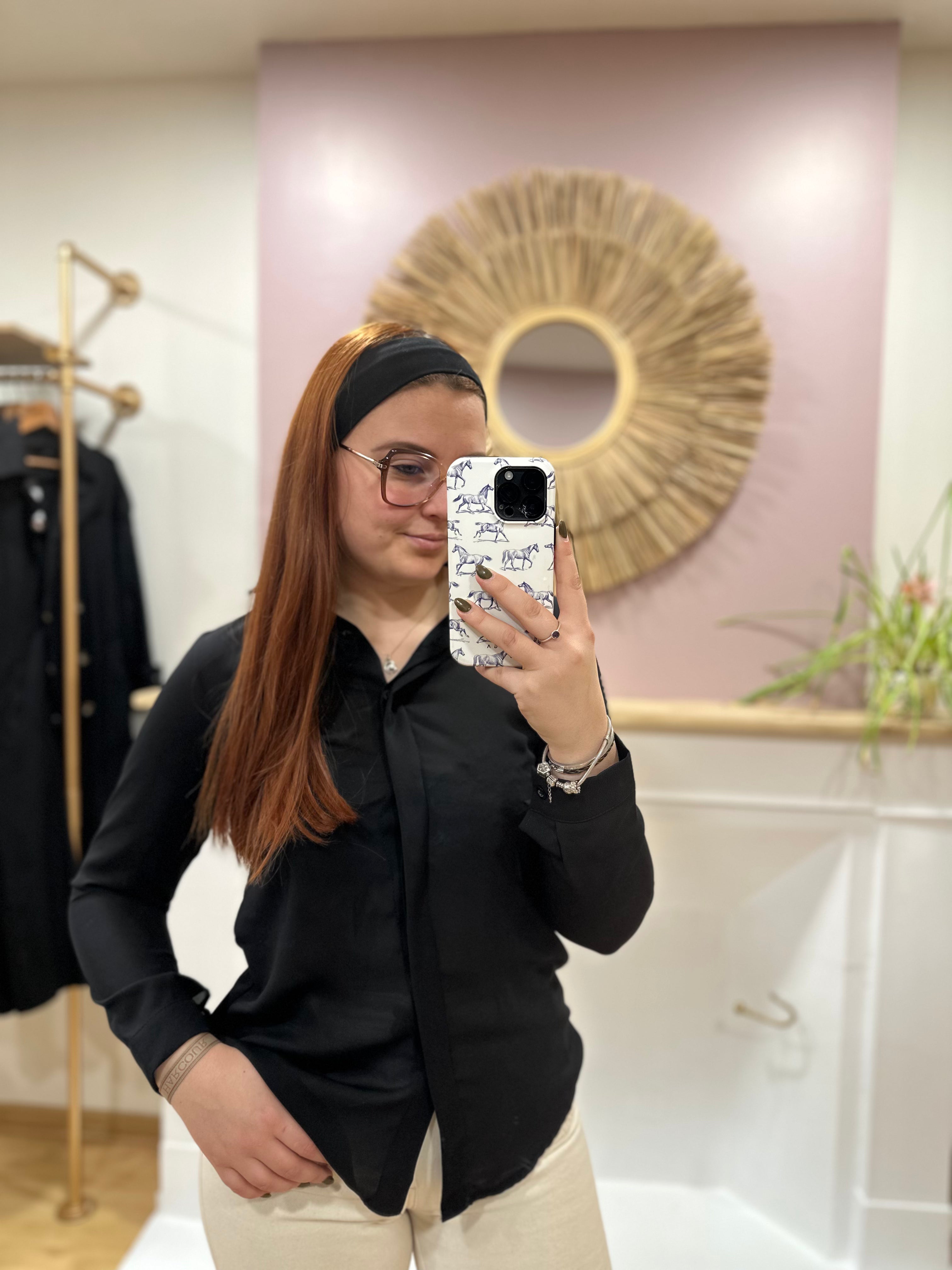 Chemise classique noire femme – Voile léger – Col V – Poignets à boutons – Elle Style – Miss Caprice