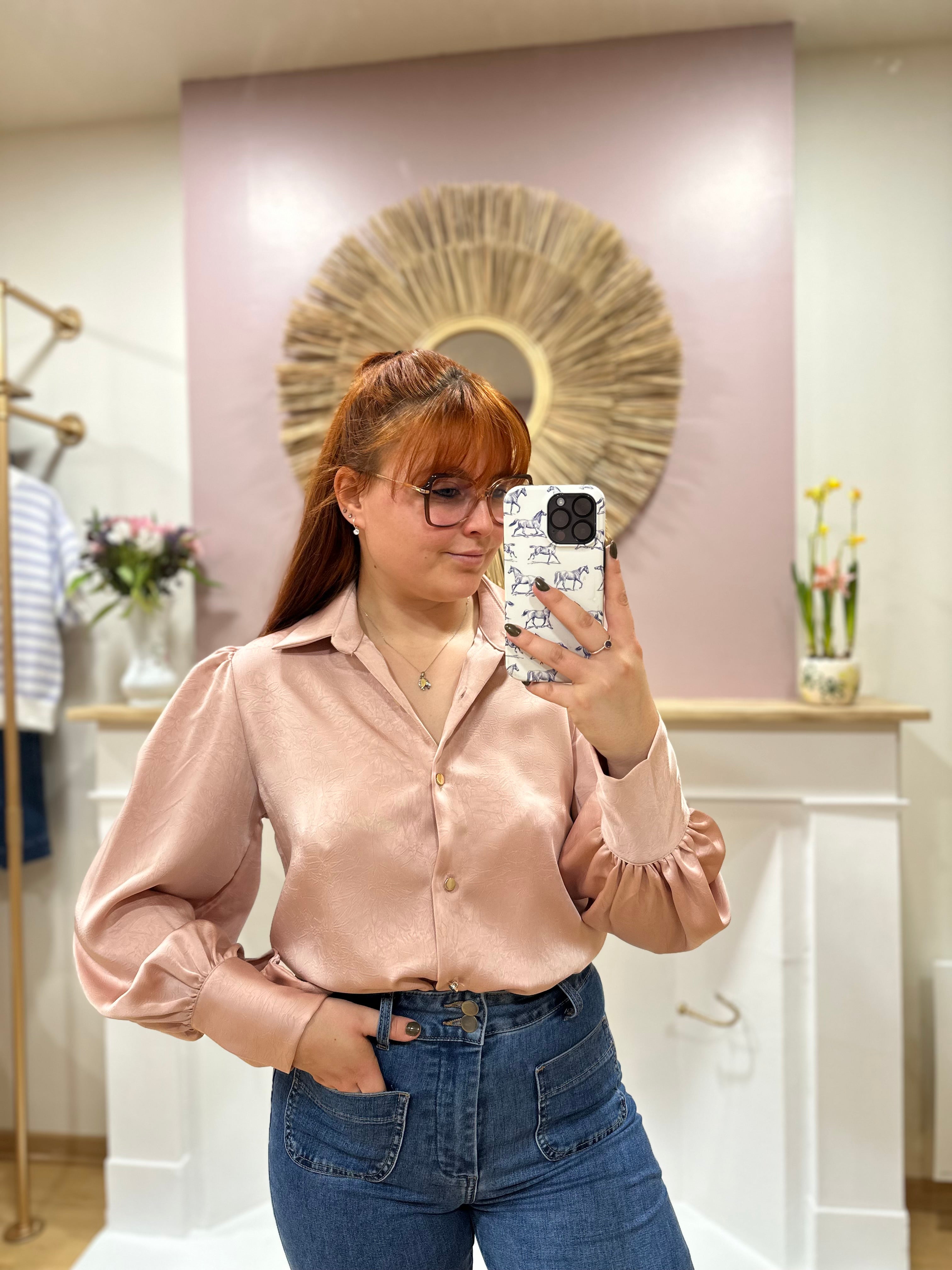 Chemise femme satinée rose poudré – Coupe droite & épaules bouffantes – Amy and Clo – Miss Caprice