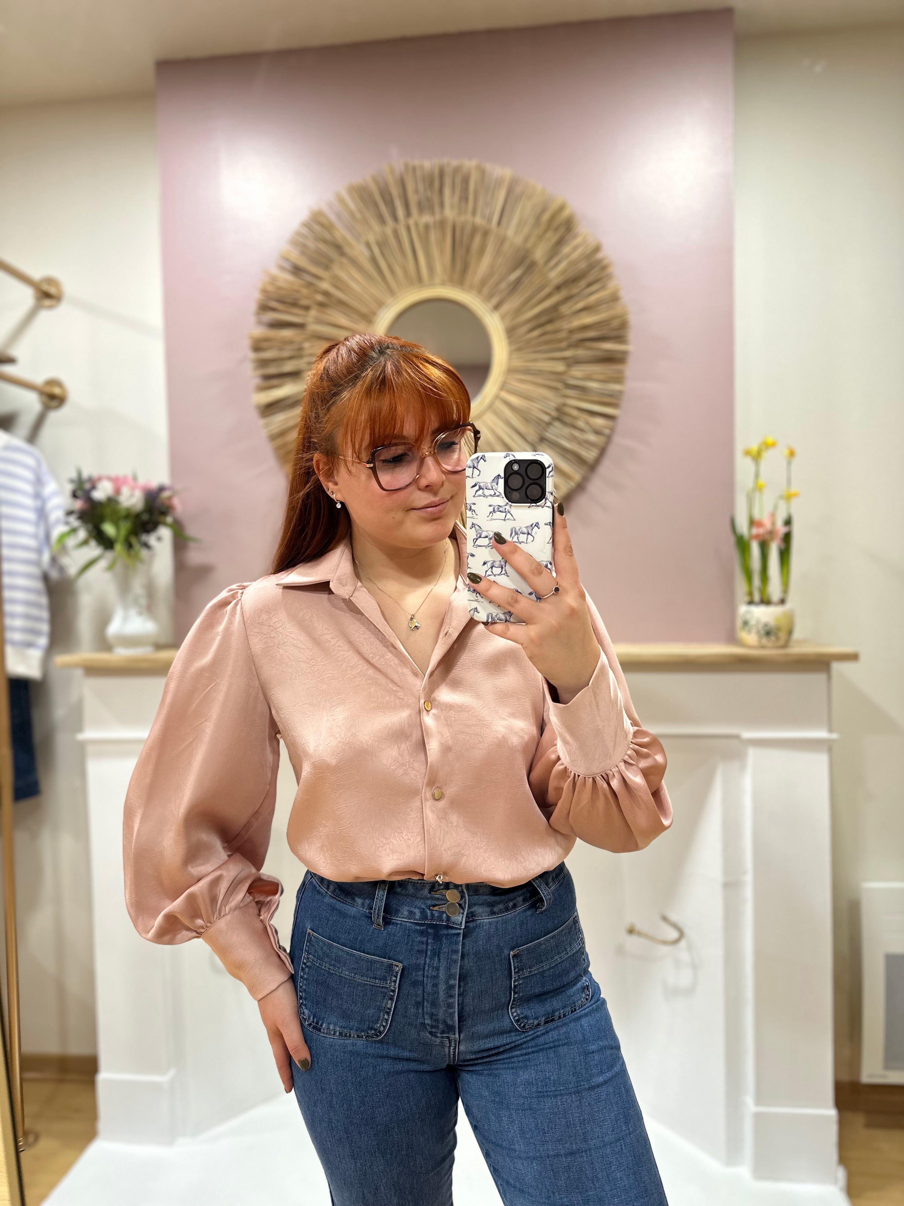 Chemise femme satinée rose poudré – Coupe droite & épaules bouffantes – Amy and Clo – Miss Caprice