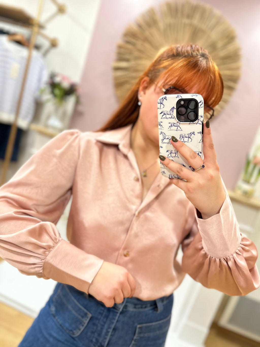 Chemise femme satinée rose poudré – Coupe droite & épaules bouffantes – Amy and Clo – Miss Caprice