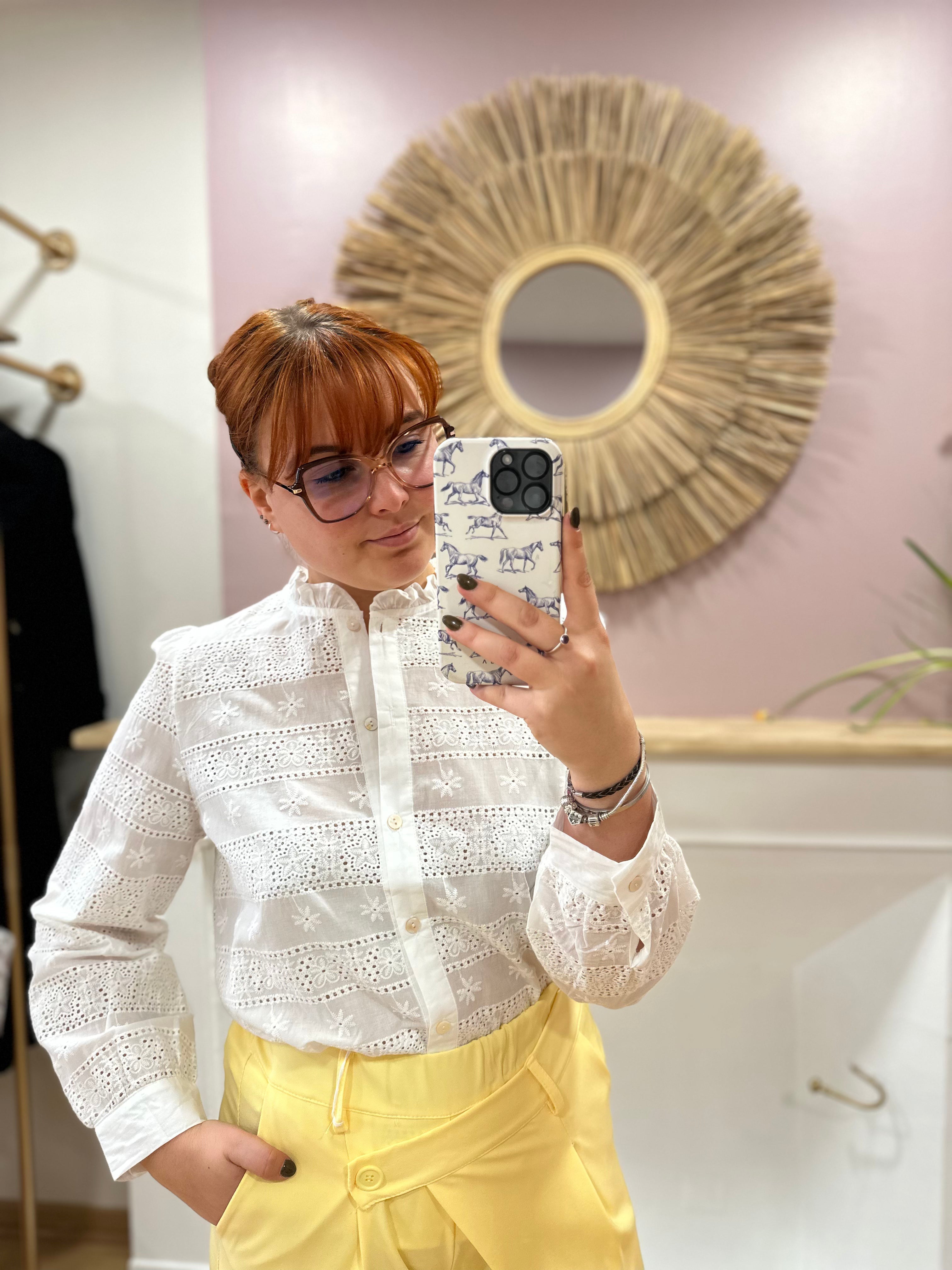 Chemise femme grande taille blanche broderie anglaise col volanté – In April 1986 – Miss Caprice