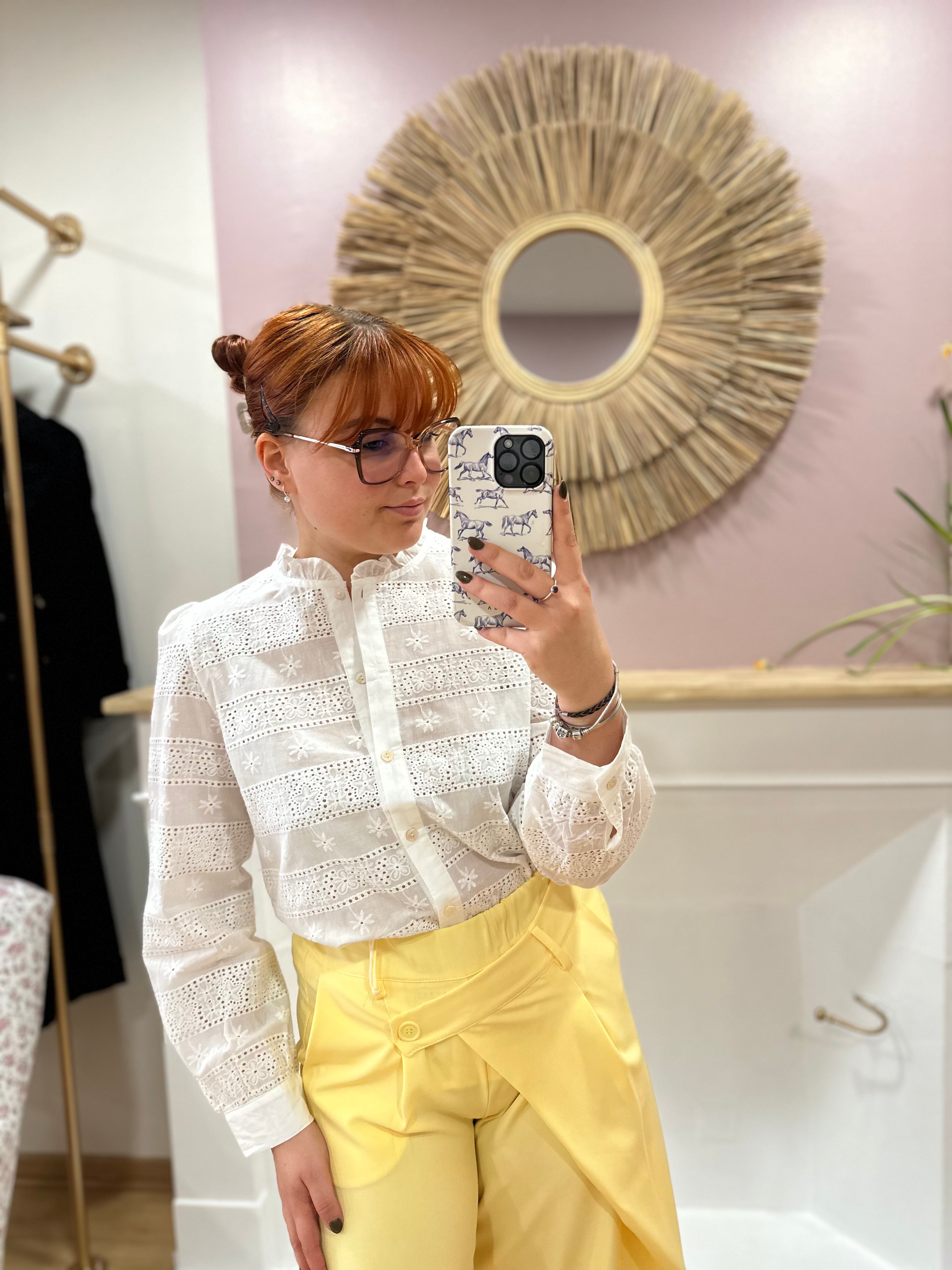 Chemise femme grande taille blanche broderie anglaise col volanté – In April 1986 – Miss Caprice