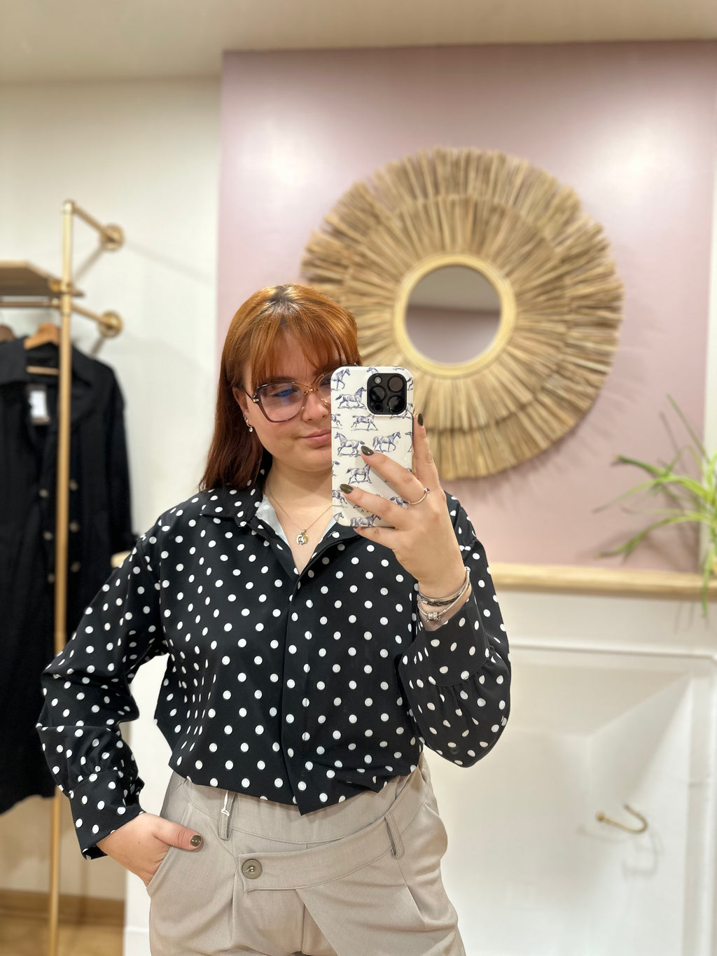 Chemise oversize femme noire à pois blancs col V – Enoioy – Miss Caprice