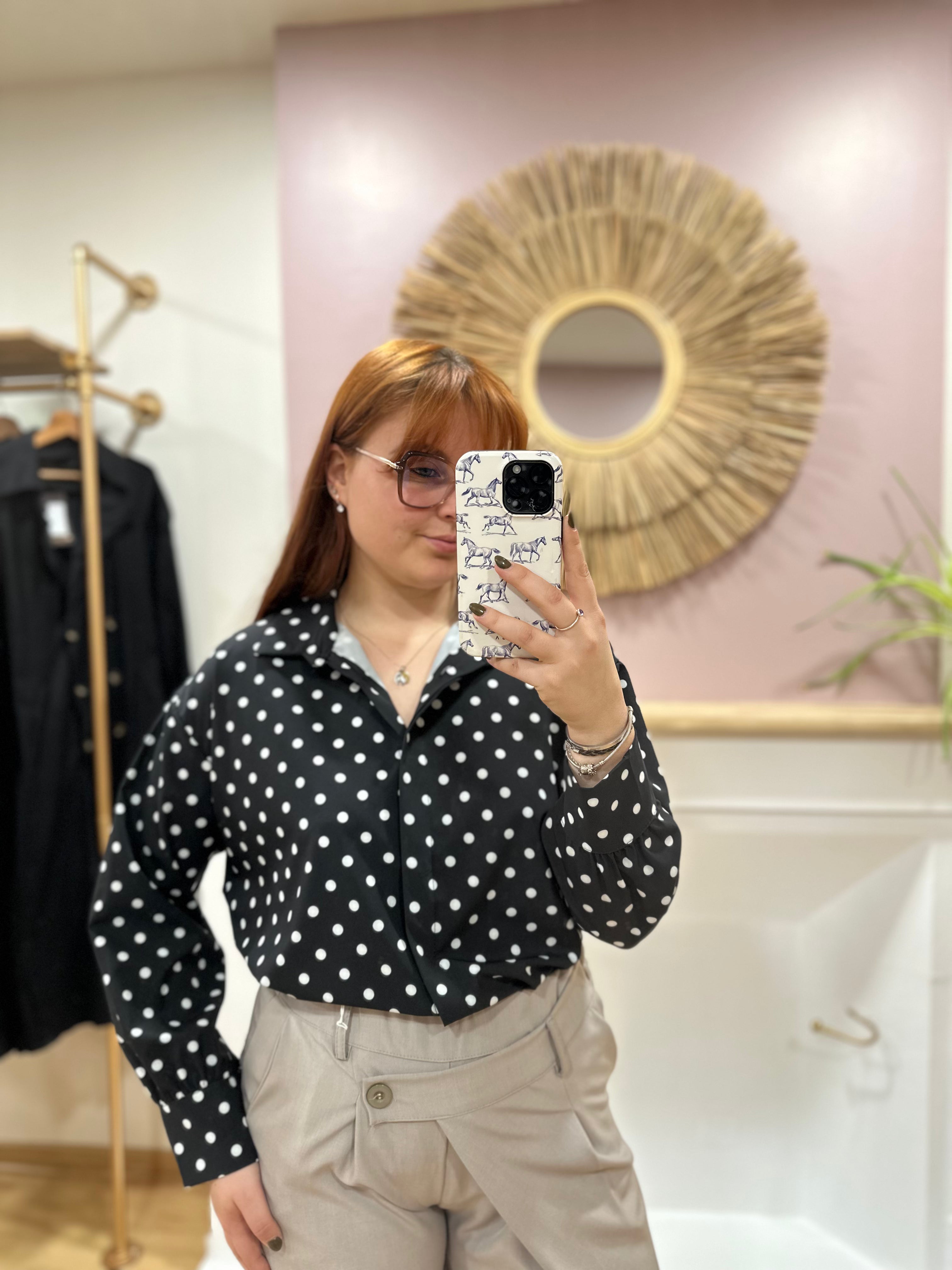 Chemise oversize femme noire à pois blancs col V – Enoioy – Miss Caprice
