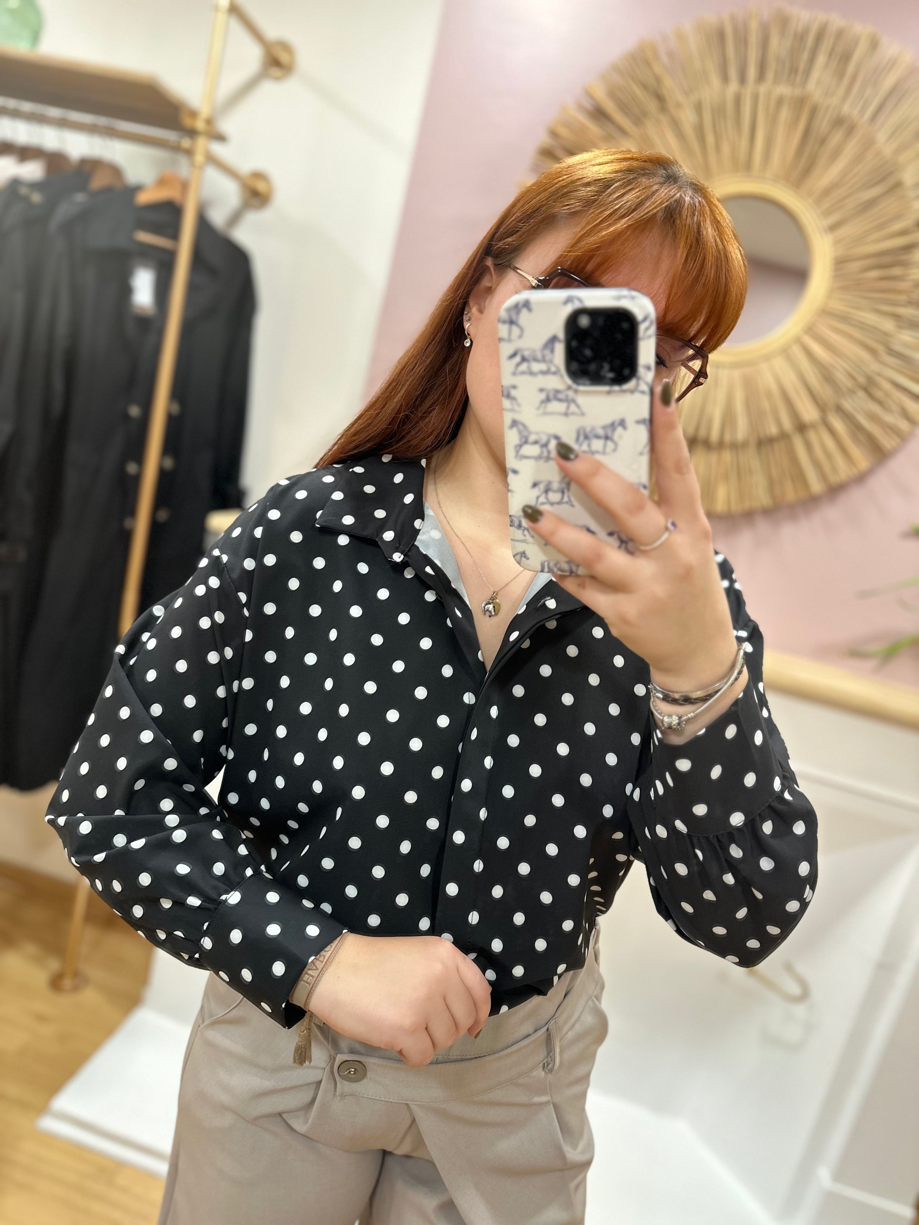 Chemise oversize femme noire à pois blancs col V – Enoioy – Miss Caprice