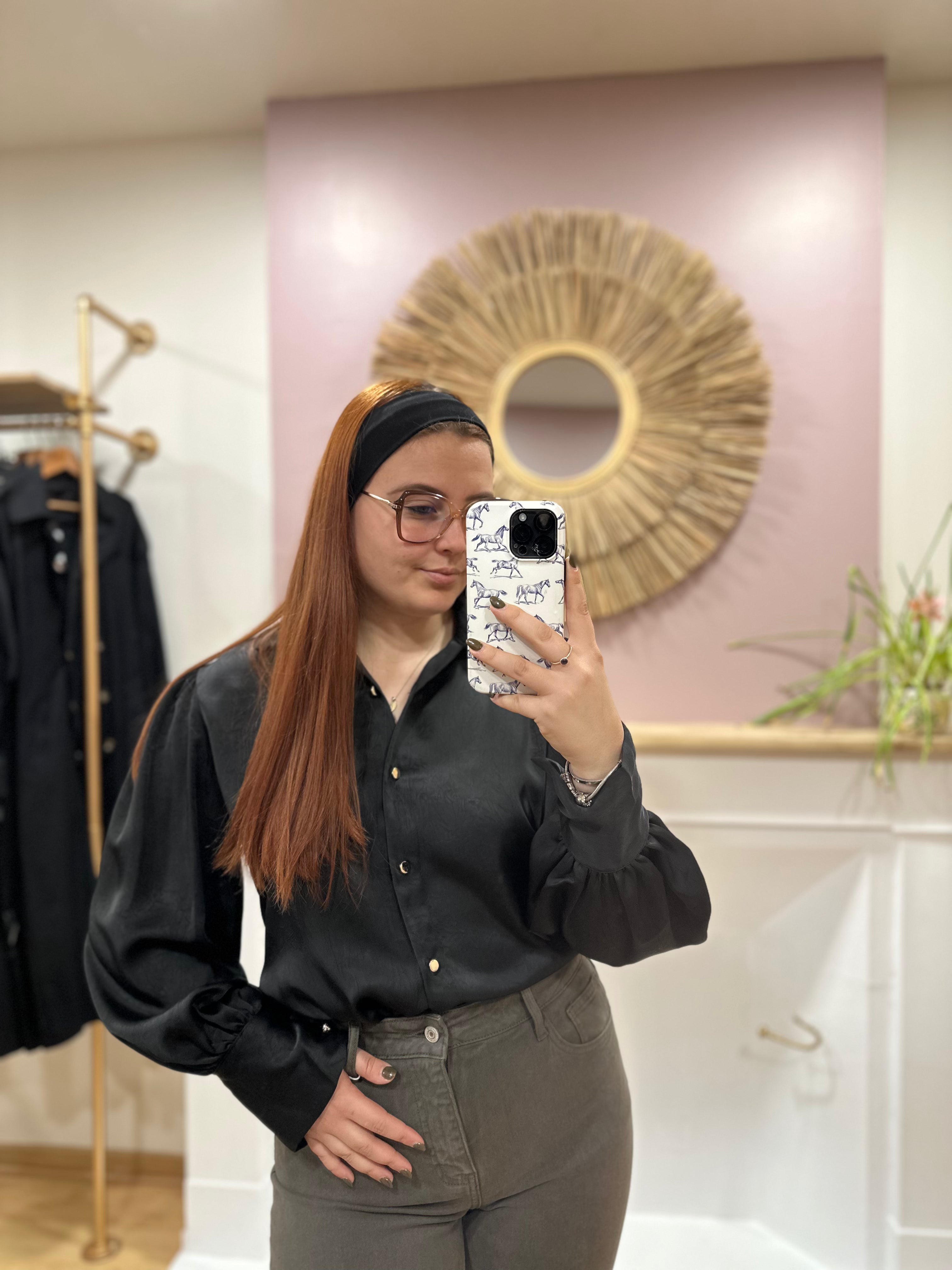 Chemise noire femme – Effet satiné – Col V – Épaules bouffantes – Boutons dorés – Amy & Clo – Miss Caprice