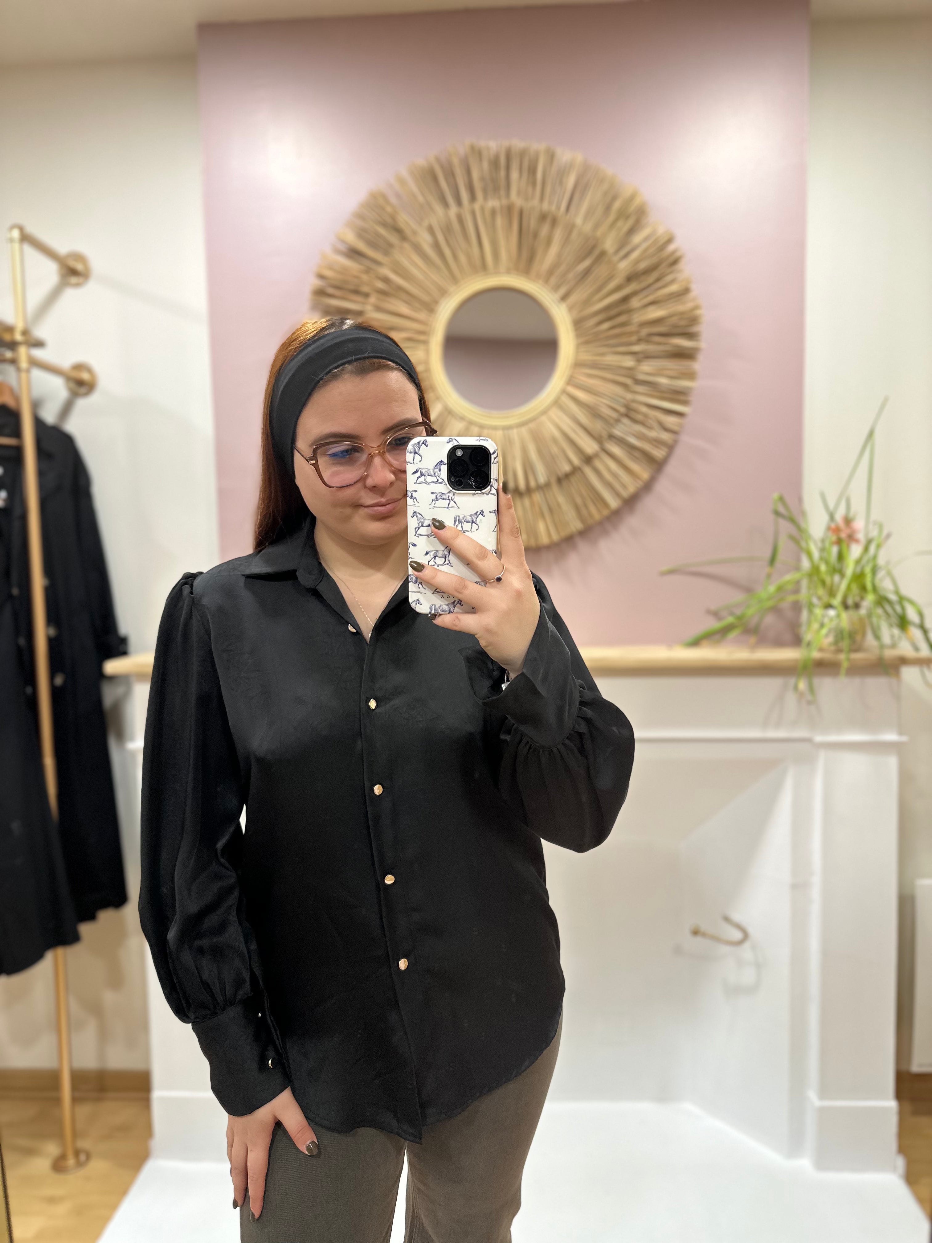 Chemise noire femme – Effet satiné – Col V – Épaules bouffantes – Boutons dorés – Amy & Clo – Miss Caprice