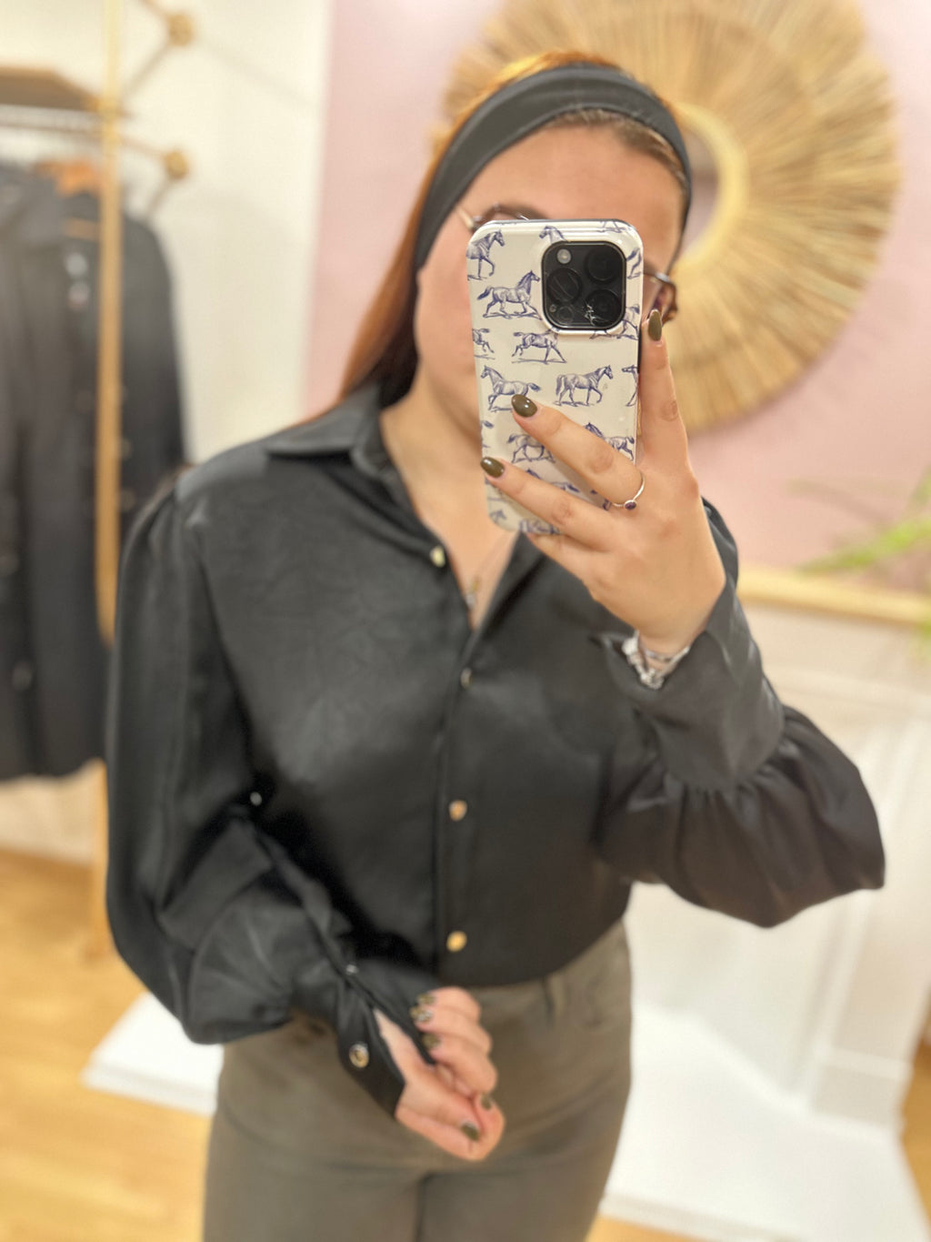 Chemise noire femme – Effet satiné – Col V – Épaules bouffantes – Boutons dorés – Amy & Clo – Miss Caprice