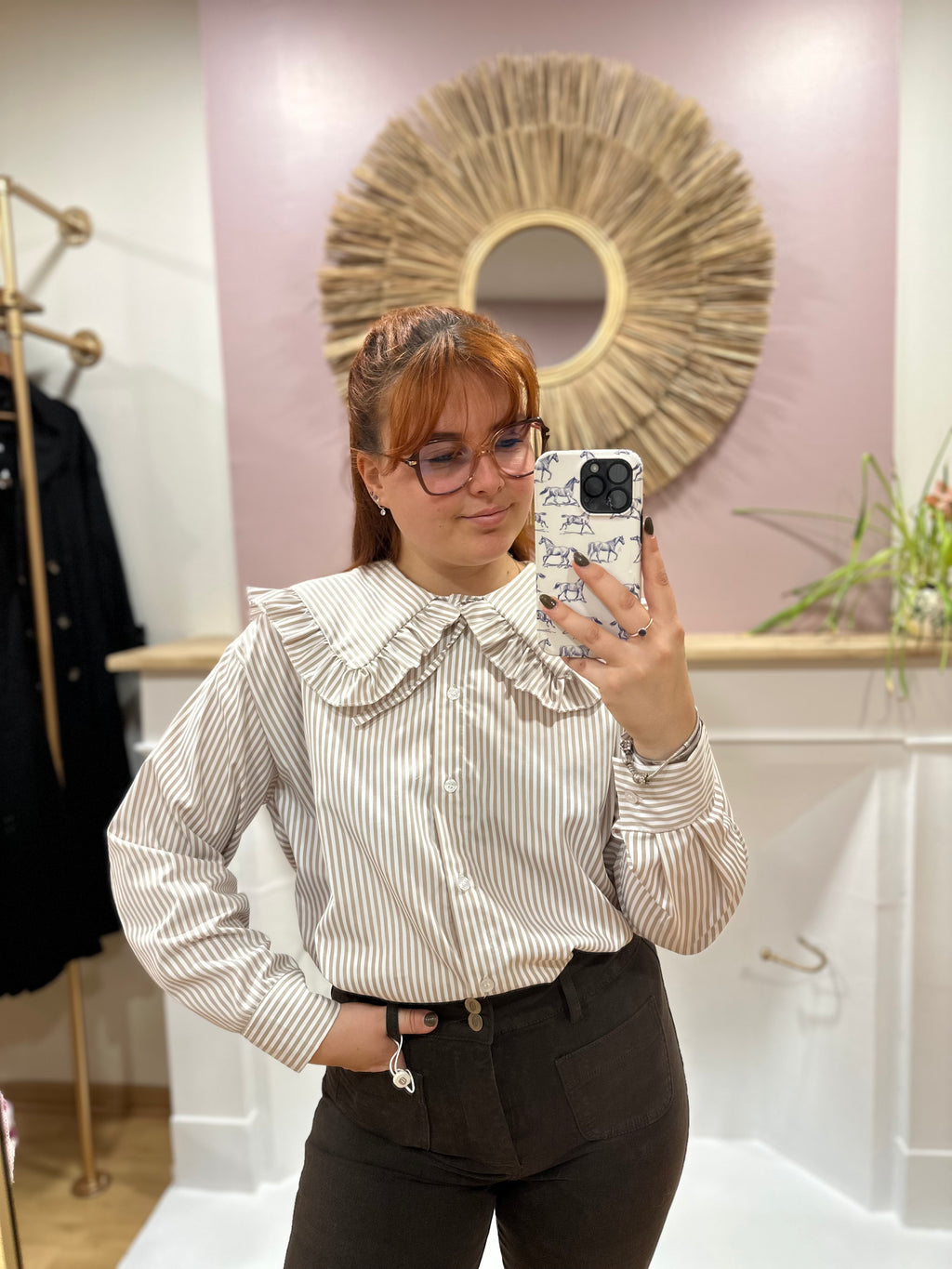 Chemise oversize femme beige et blanche à rayures col Claudine – Estée – Miss Caprice