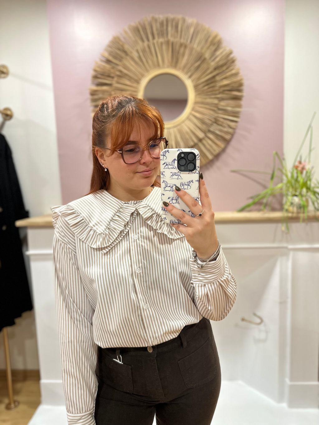Chemise oversize femme beige et blanche à rayures col Claudine – Estée – Miss Caprice