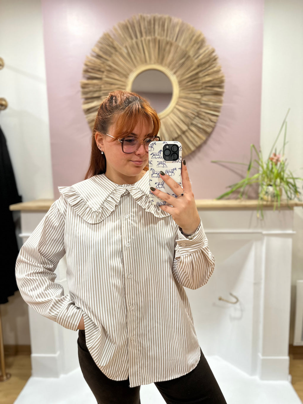Chemise oversize femme beige et blanche à rayures col Claudine – Estée – Miss Caprice
