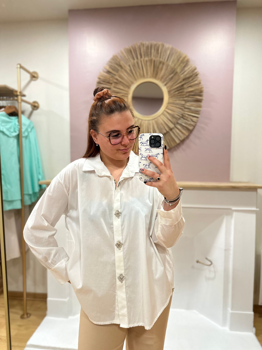 Chemise oversize blanche femme boutons bijoux – Col V – Enoioy – Miss Caprice