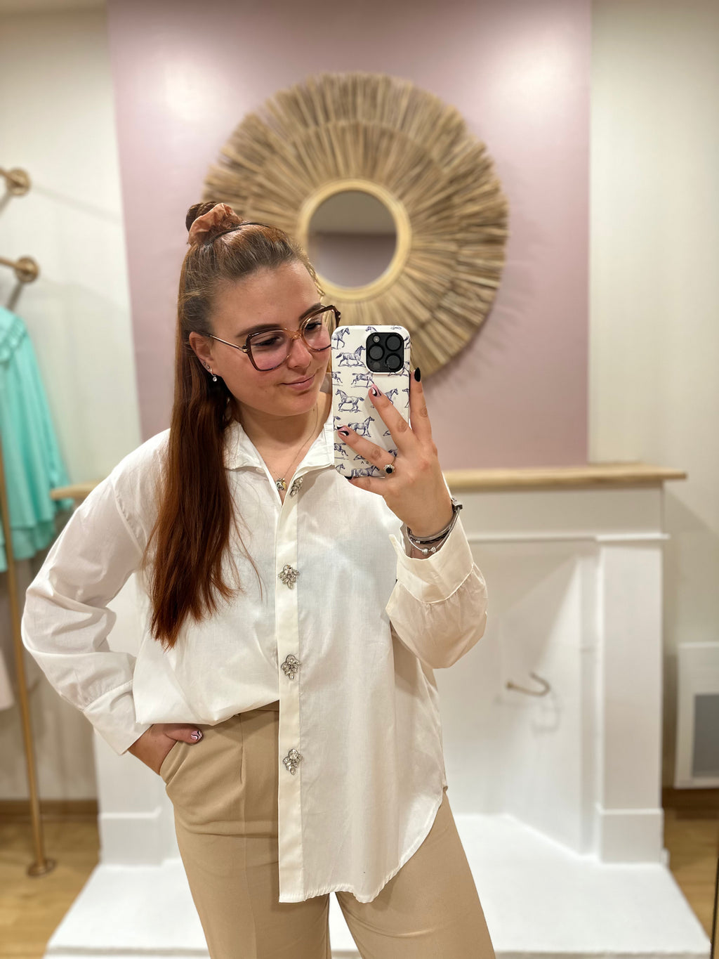 Chemise oversize blanche femme boutons bijoux – Col V – Enoioy – Miss Caprice