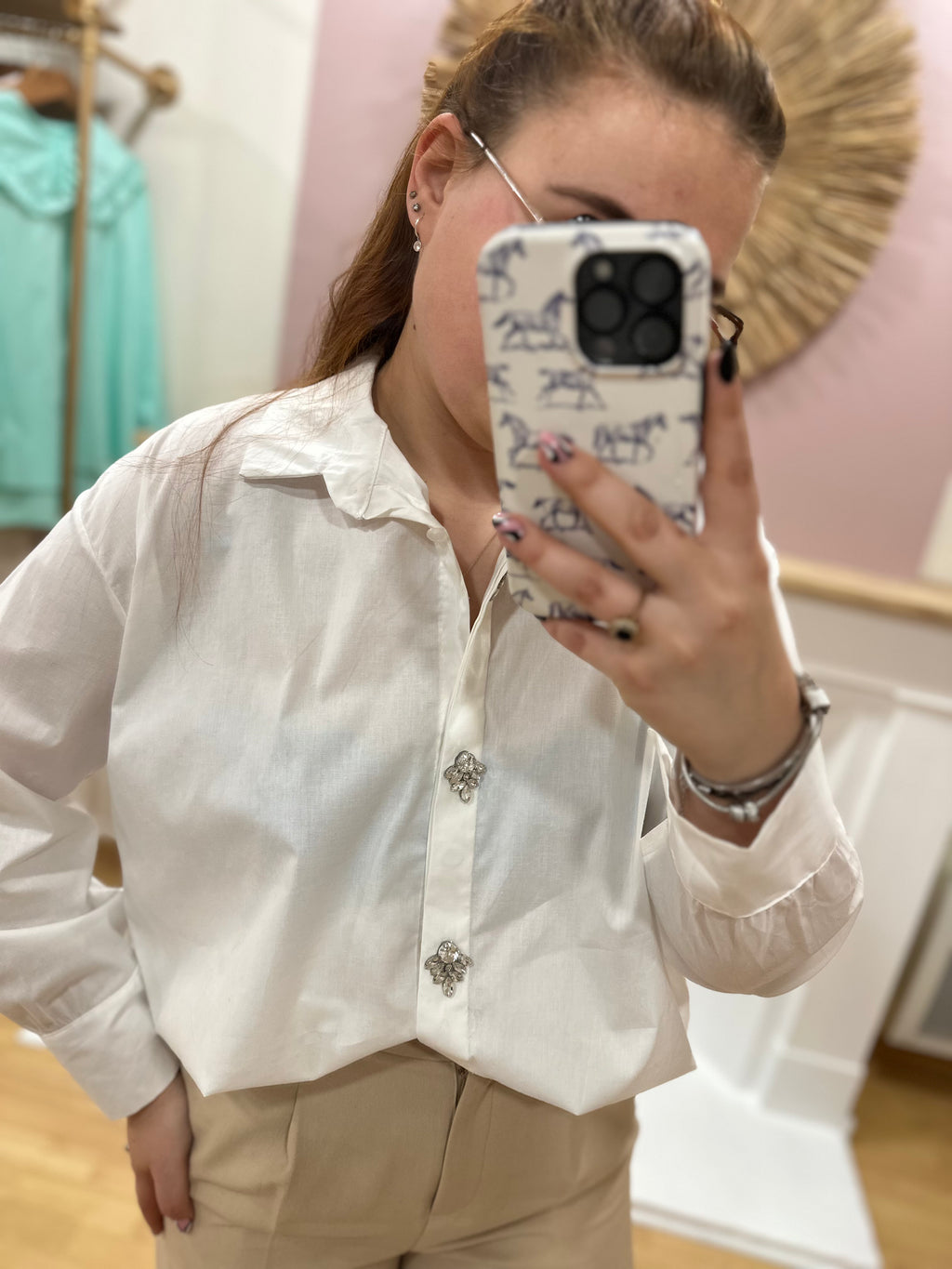 Chemise oversize blanche femme boutons bijoux – Col V – Enoioy – Miss Caprice