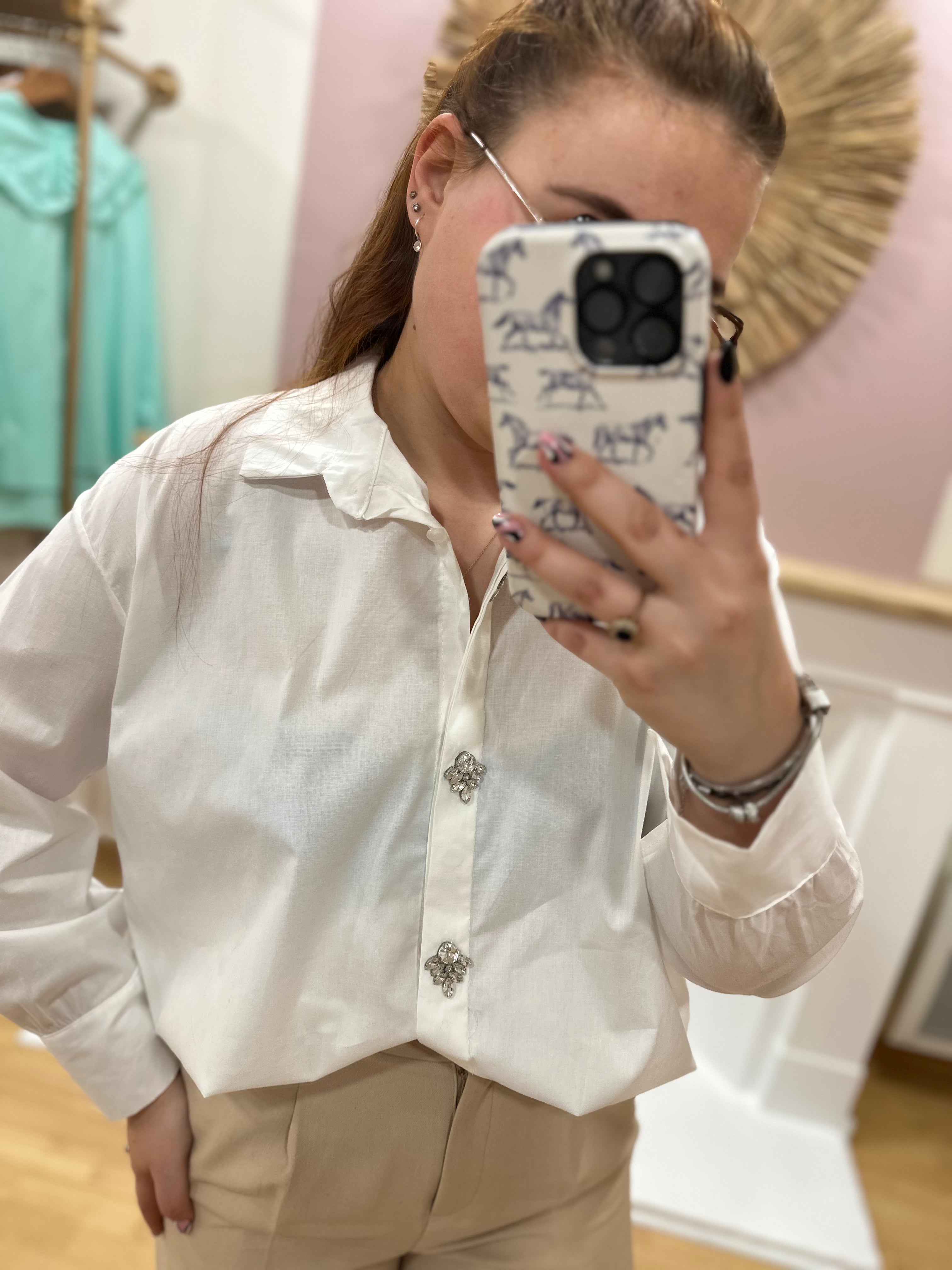 Chemise oversize blanche femme boutons bijoux – Col V – Enoioy – Miss Caprice