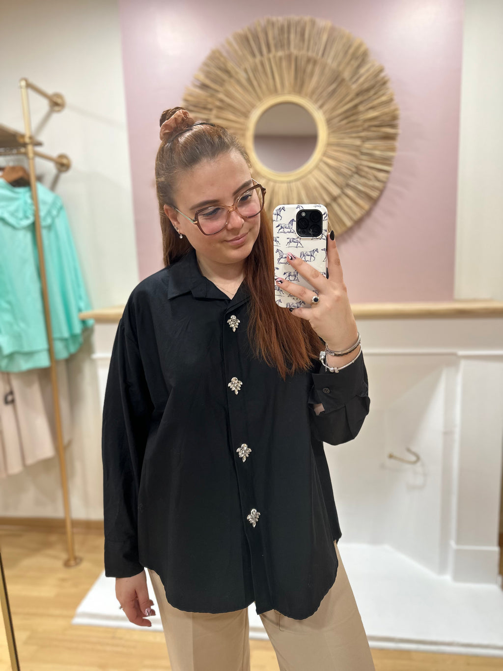 Chemise oversize noire femme boutons bijoux – Col V – Enoioy – Miss Caprice