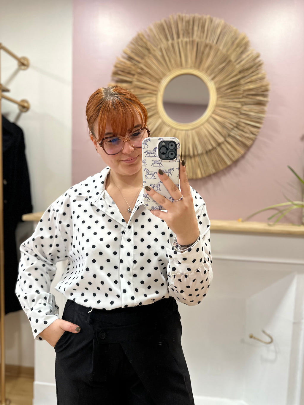 Chemise oversize blanche à pois noir femme col V – Enoioy – Miss Caprice