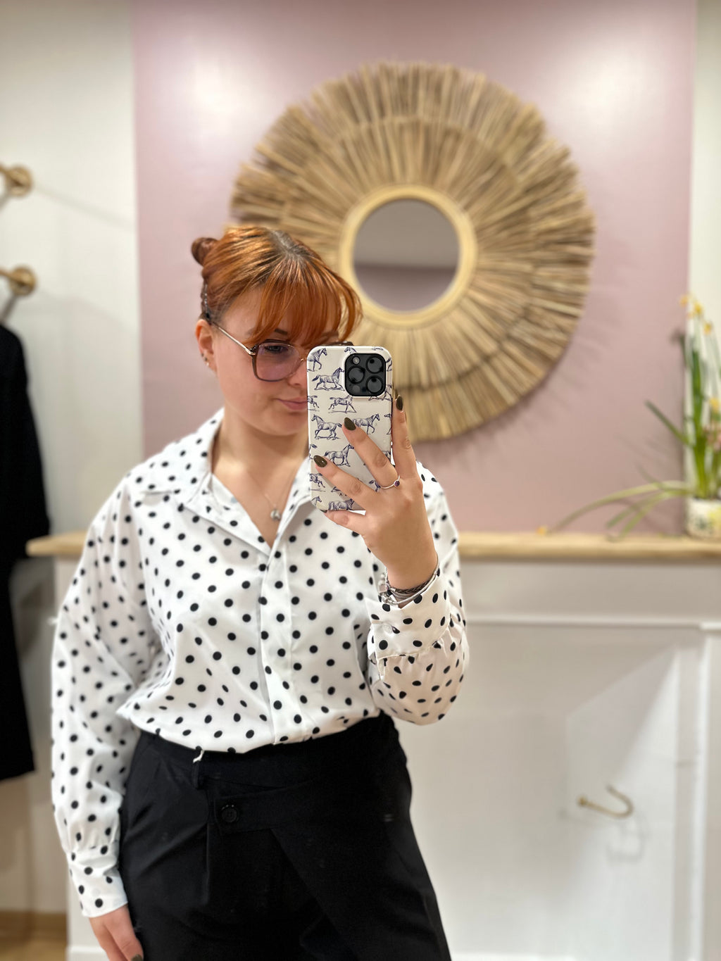 Chemise oversize blanche à pois noir femme col V – Enoioy – Miss Caprice