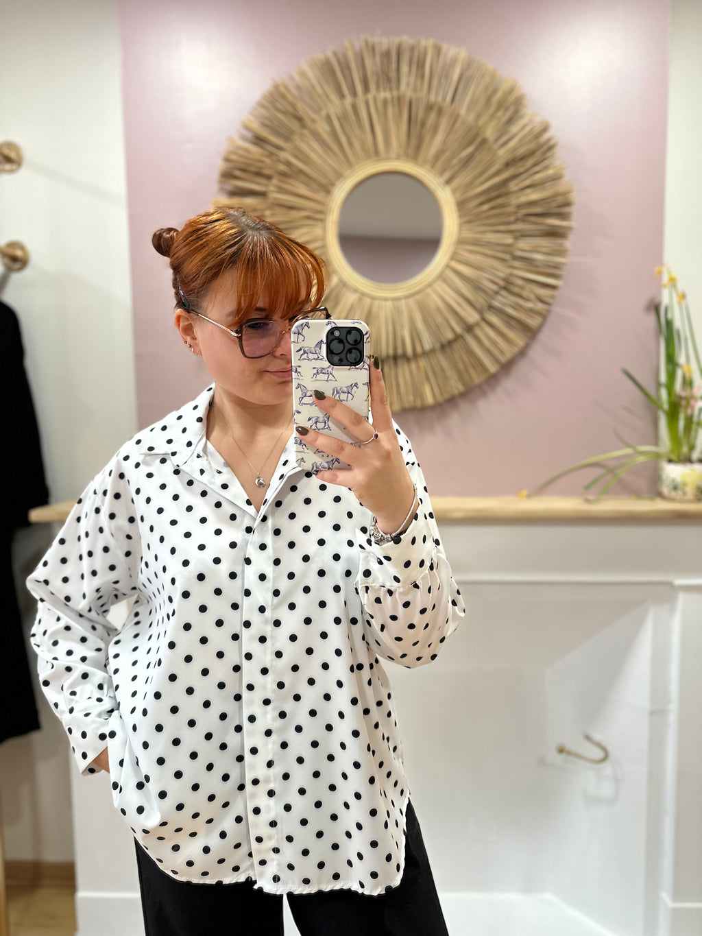 Chemise oversize blanche à pois noir femme col V – Enoioy – Miss Caprice