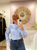 Chemise oversize rayée bleu ciel et blanc col Claudine femme – Nœud – Estée – Miss Caprice
