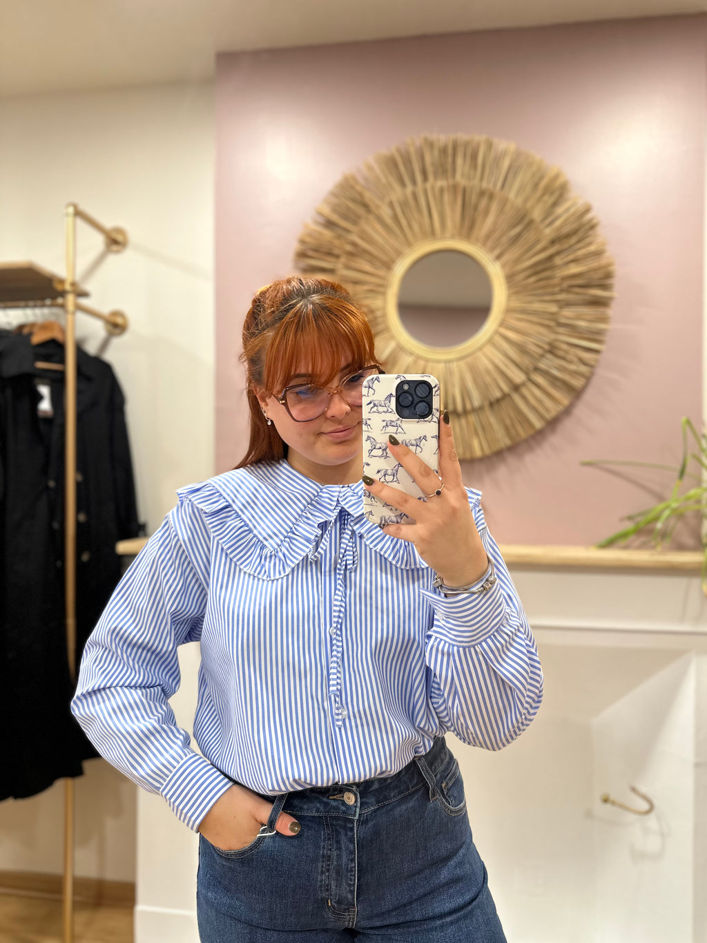 Chemise oversize rayée bleu ciel et blanc col Claudine femme – Nœud – Estée – Miss Caprice