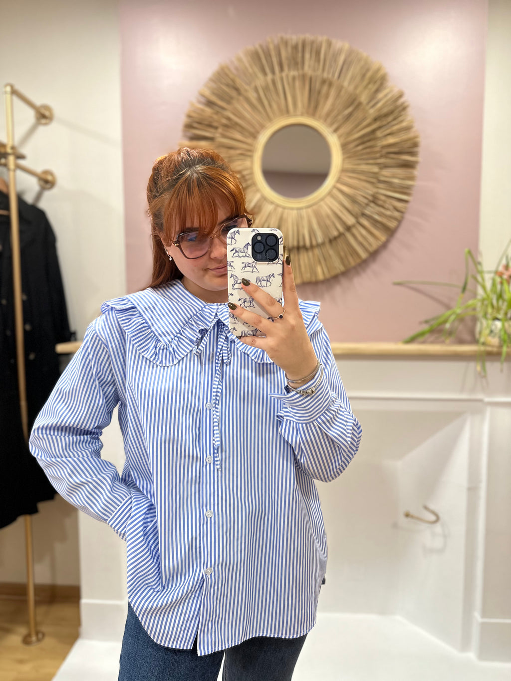 Chemise oversize rayée bleu ciel et blanc col Claudine femme – Nœud – Estée – Miss Caprice