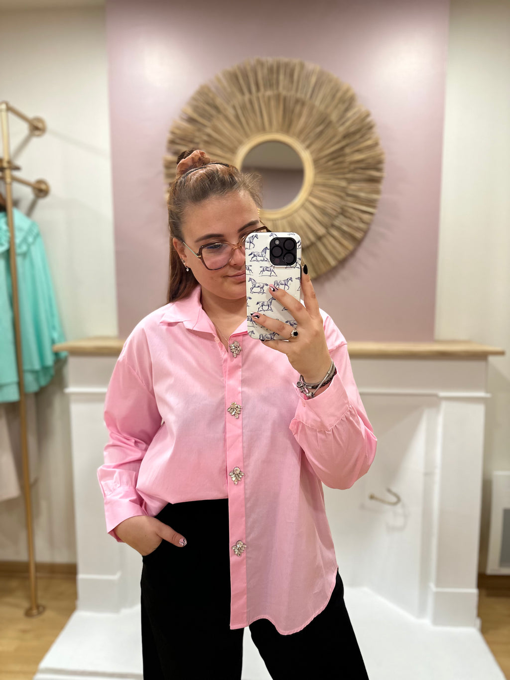 Chemise oversize rose femme boutons bijoux – Col V – Enoioy – Miss Caprice