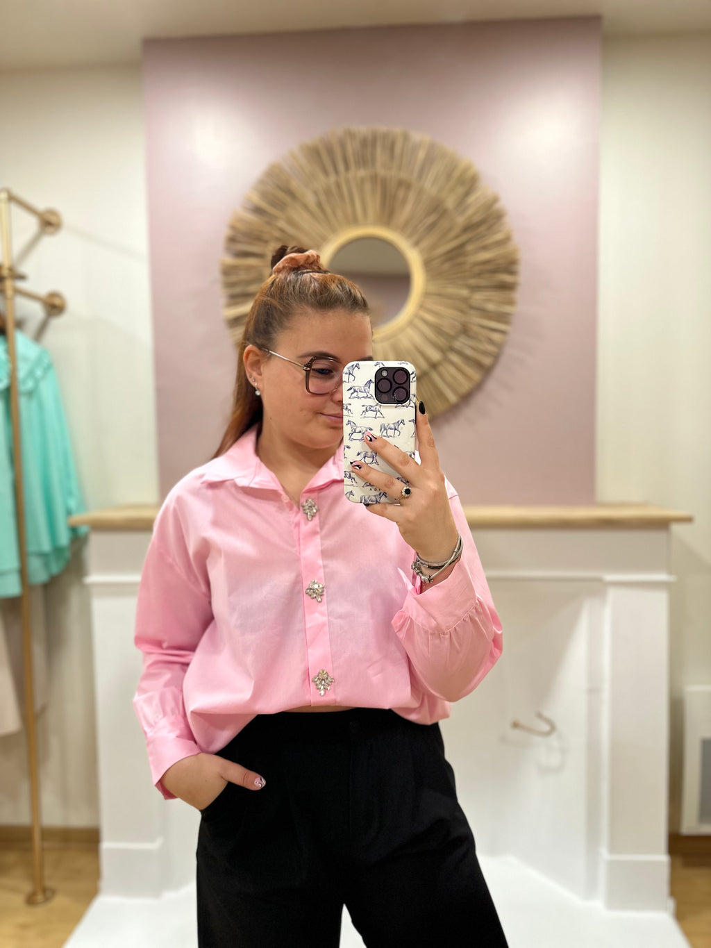 Chemise oversize rose femme boutons bijoux – Col V – Enoioy – Miss Caprice