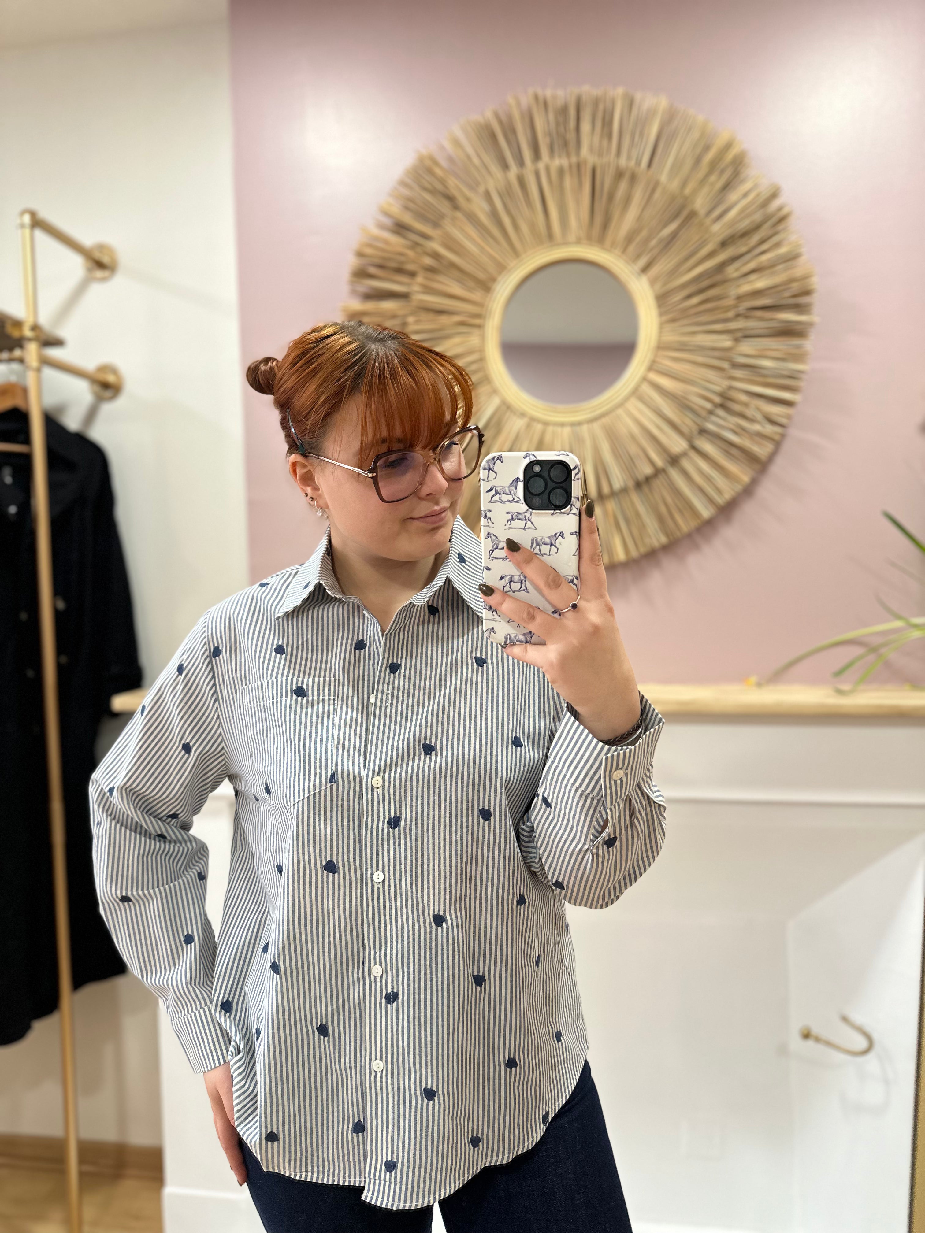 Chemise femme grande taille rayée bleu et blanc avec cœurs brodés – In April 1986 – Miss Caprice