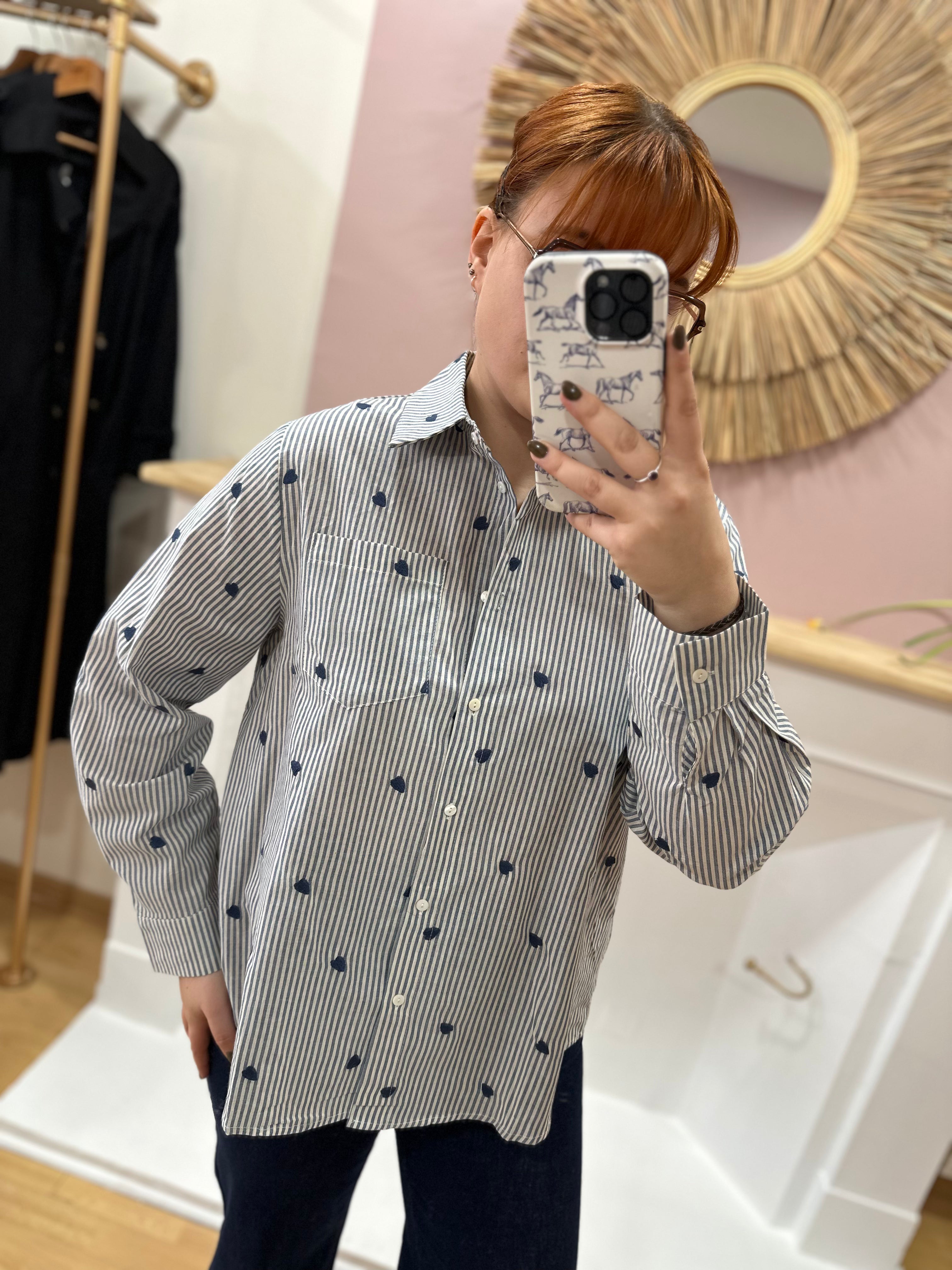 Chemise femme grande taille rayée bleu et blanc avec cœurs brodés – In April 1986 – Miss Caprice