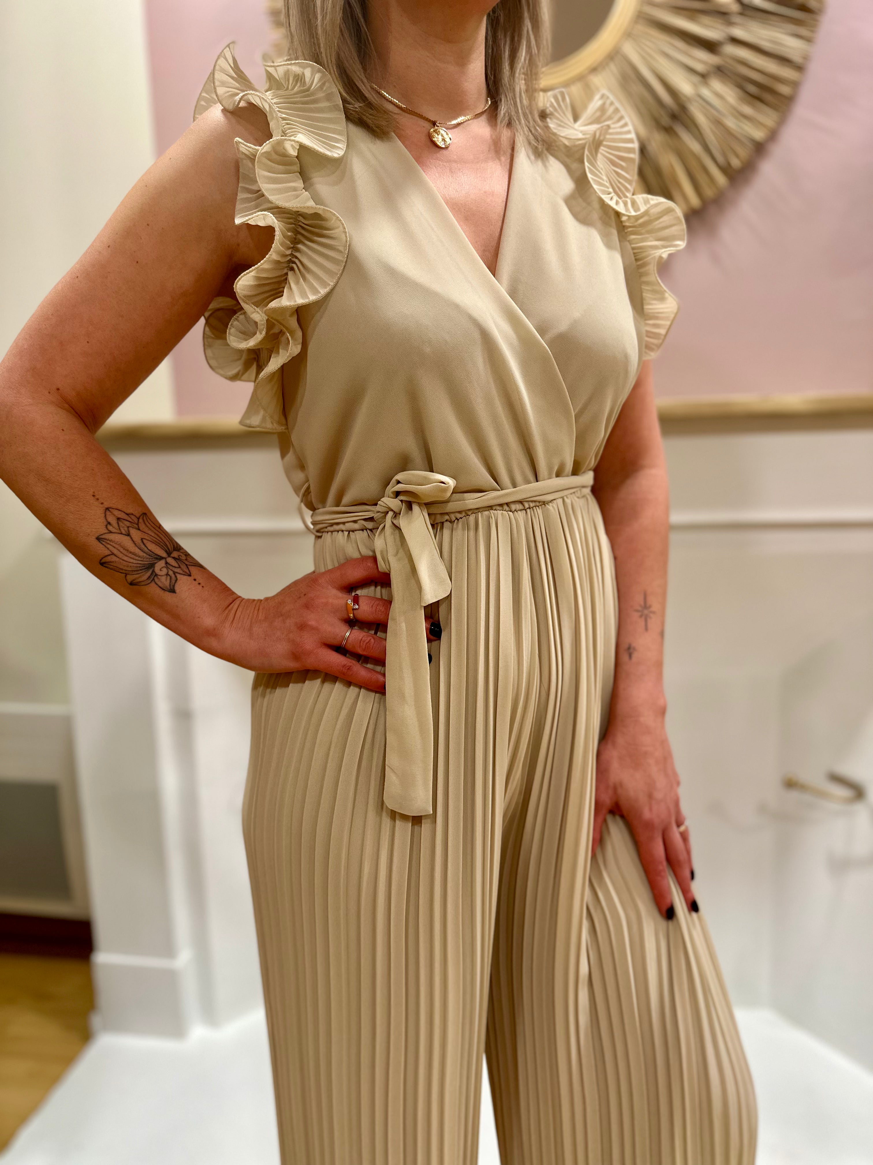 Combinaison fluide beige femme – Manches courtes – Volants – Col V – Ceinture incluse – Elle Style – Miss Caprice