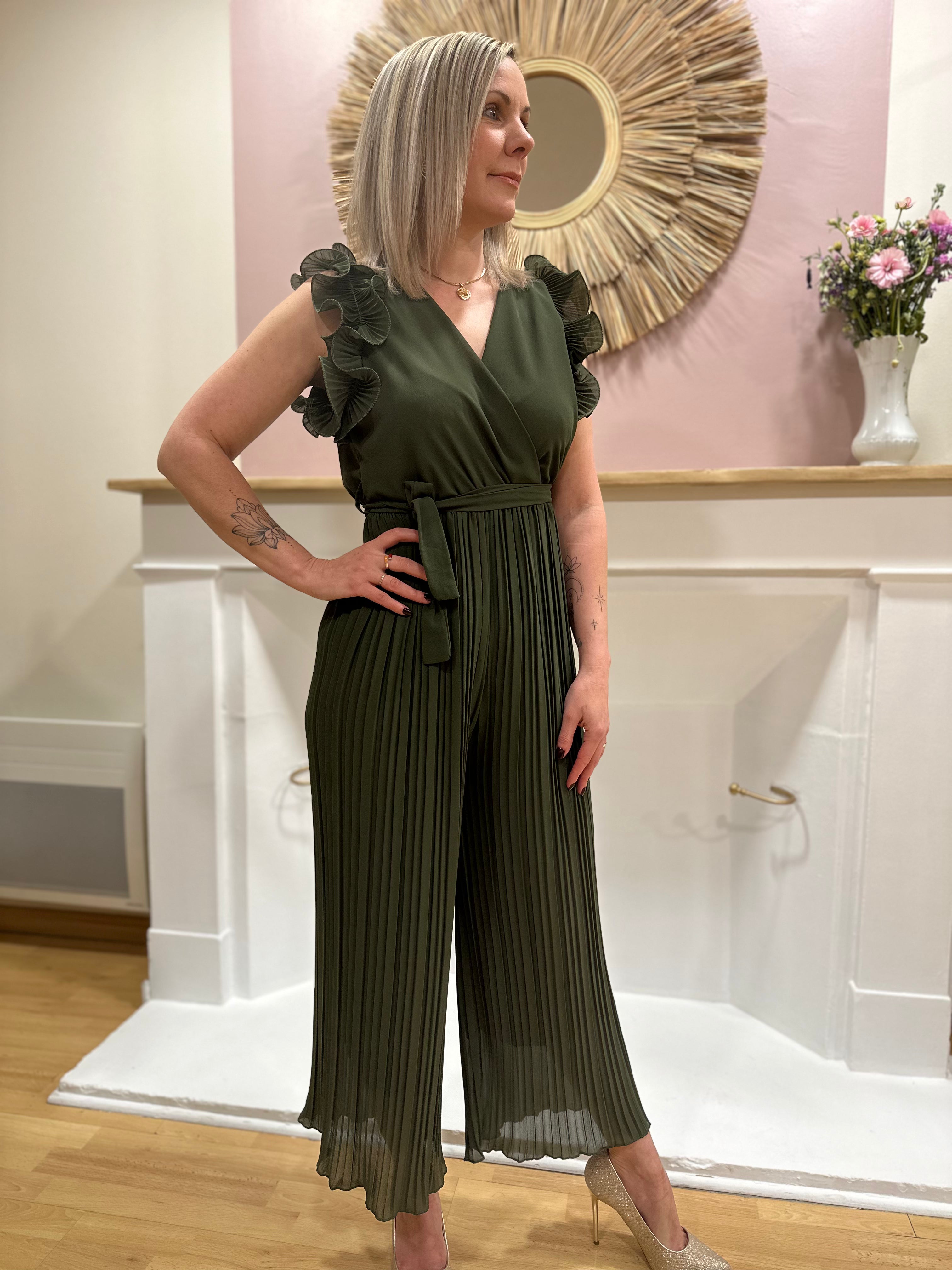 Combinaison fluide kaki femme – Manches courtes – Volants – Col V – Ceinture incluse – Elle Style – Miss Caprice