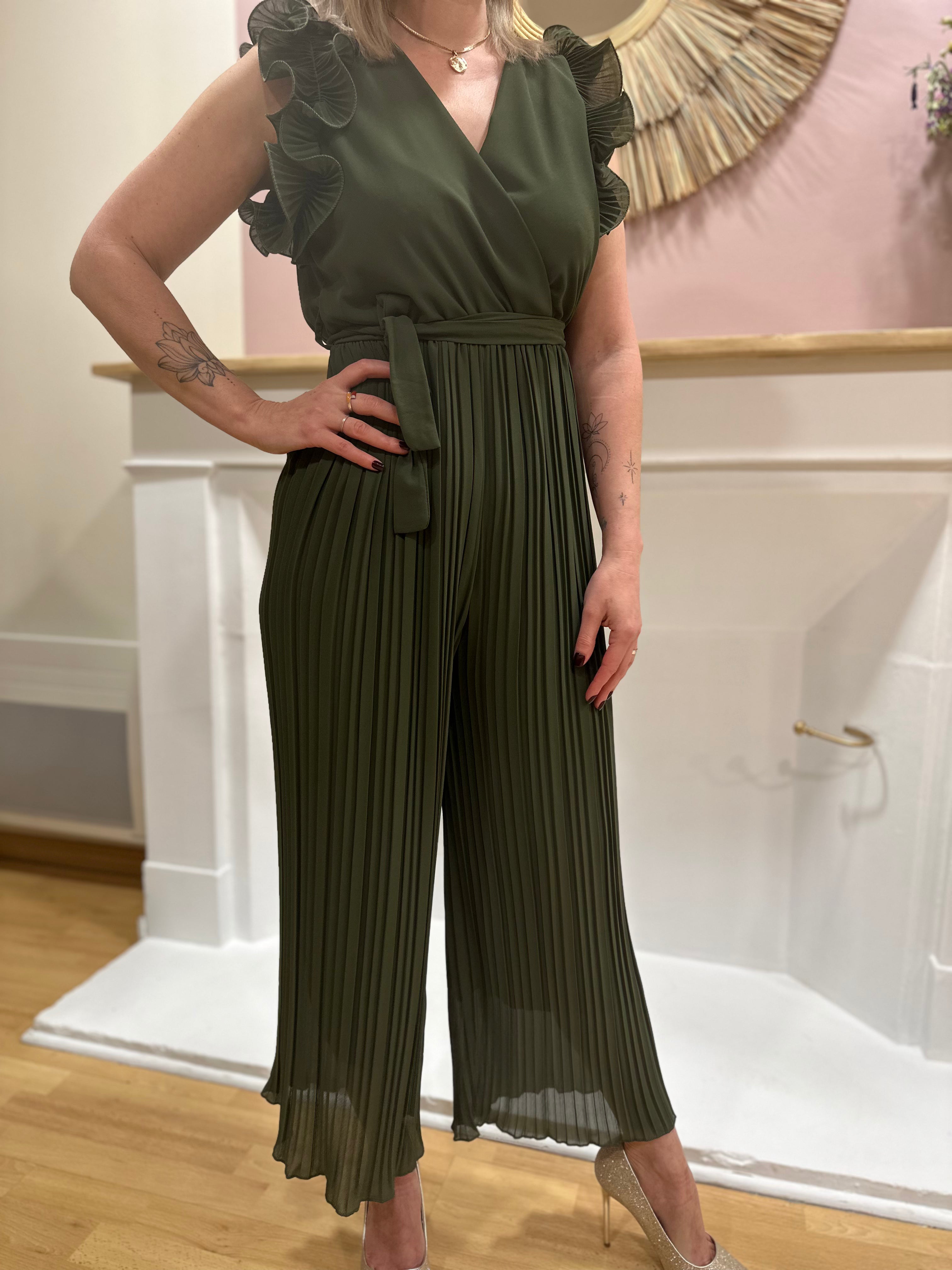 Combinaison fluide kaki femme – Manches courtes – Volants – Col V – Ceinture incluse – Elle Style – Miss Caprice