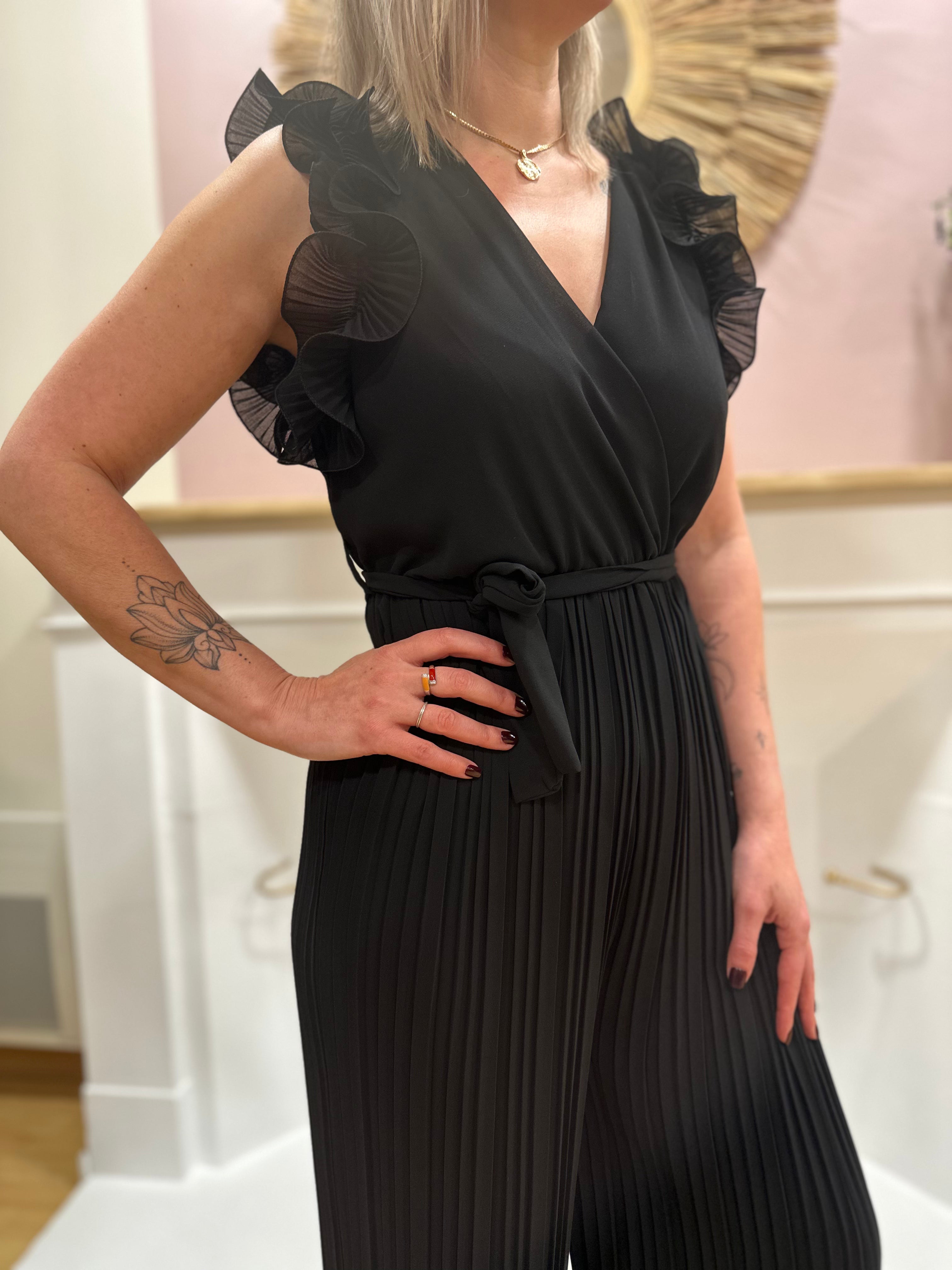 Combinaison fluide noire femme – Manches courtes – Volants – Col V – Ceinture incluse – Elle Style – Miss Caprice