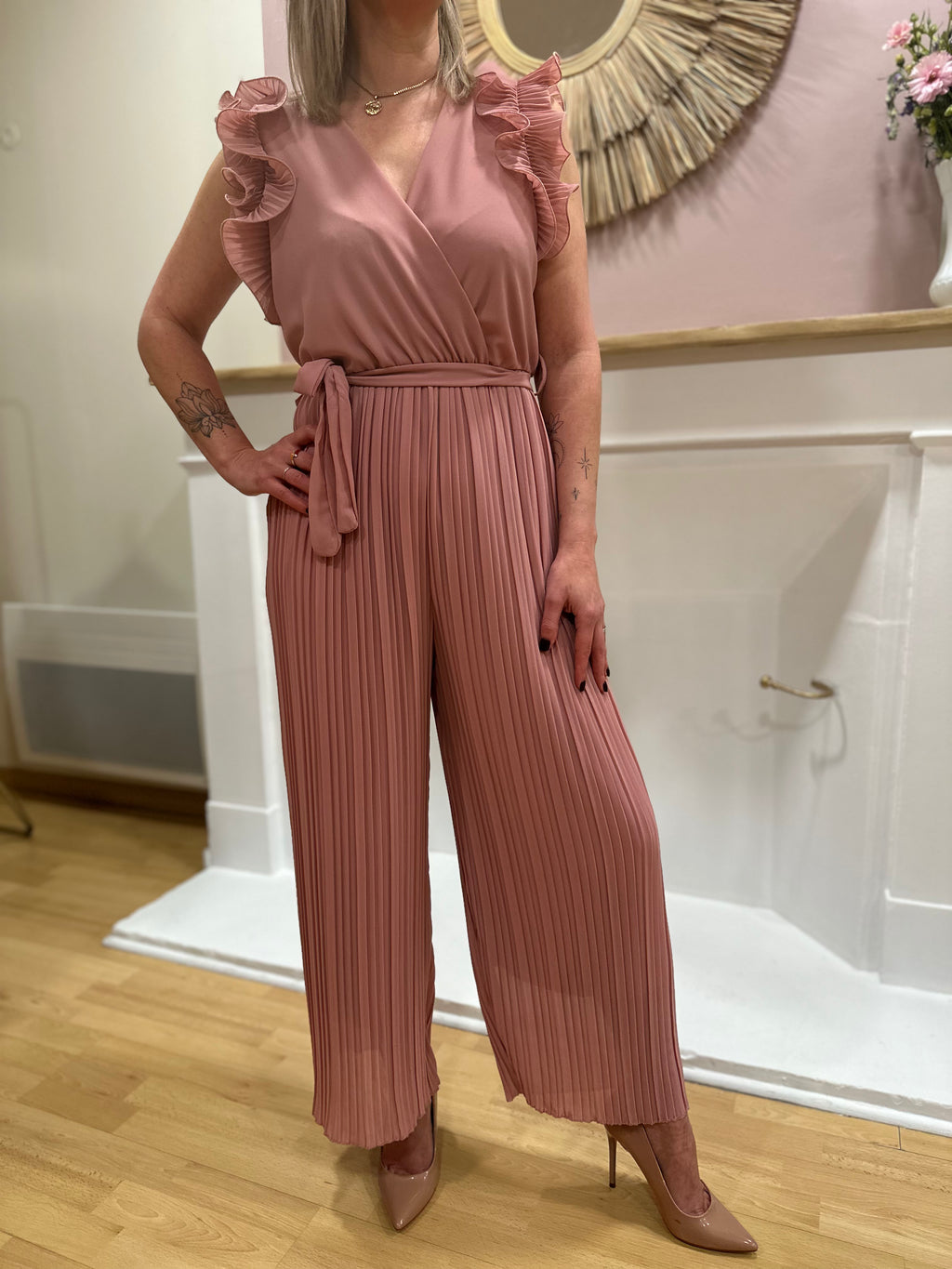 Combinaison fluide rose poudré femme – Manches courtes – Volants – Col V – Ceinture incluse – Elle Style – Miss Caprice