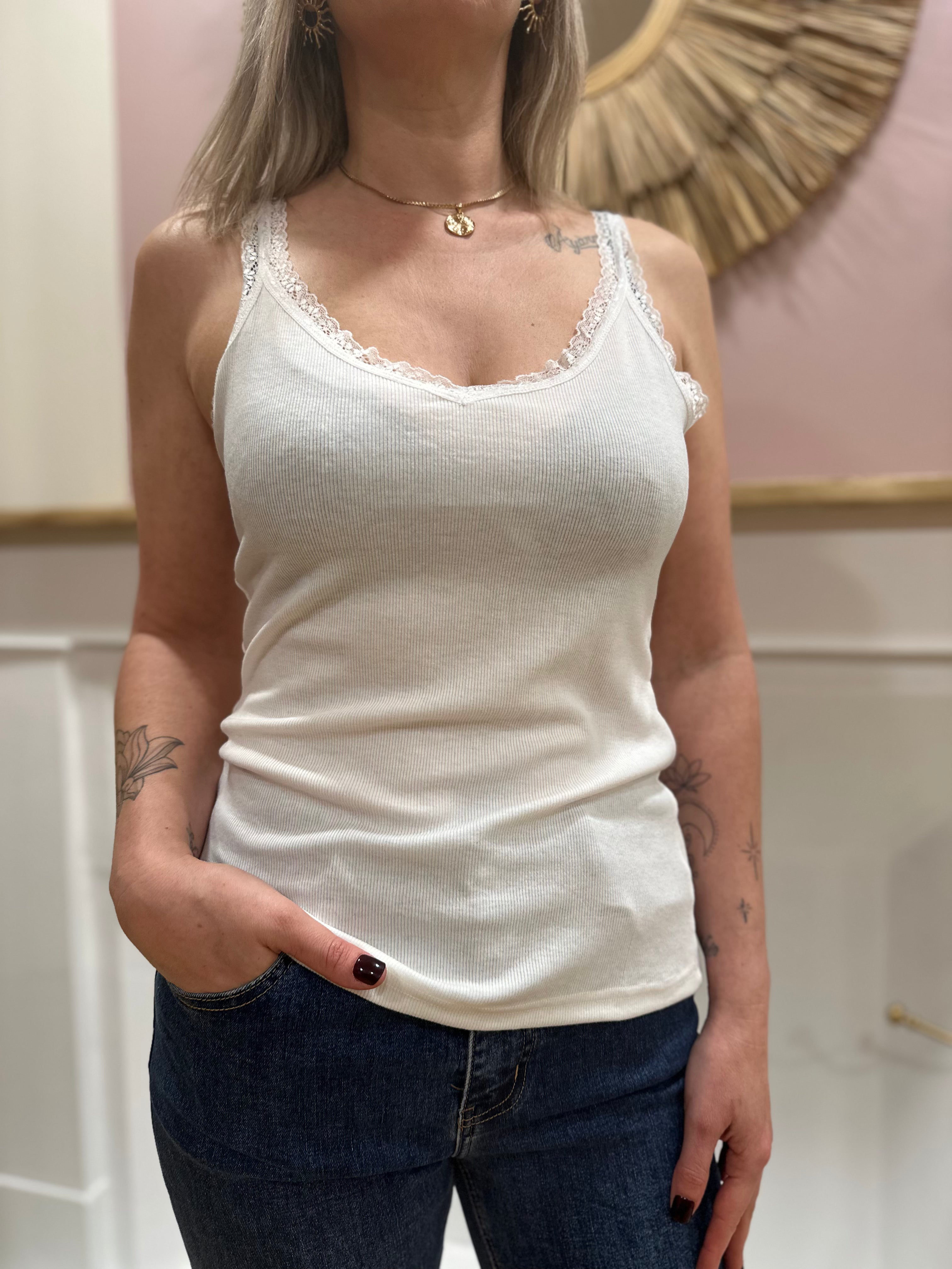 Débardeur blanc femme – Maille côtelée – Détails dentelle – Coupe près du corps – In April 1986 – Miss Caprice