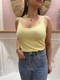 Débardeur jaune clair femme – Maille côtelée – Détails dentelle – Coupe près du corps – In April 1986 – Miss Caprice