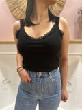 Débardeur noir femme – Maille côtelée – Détails dentelle – Coupe près du corps – In April 1986 – Miss Caprice