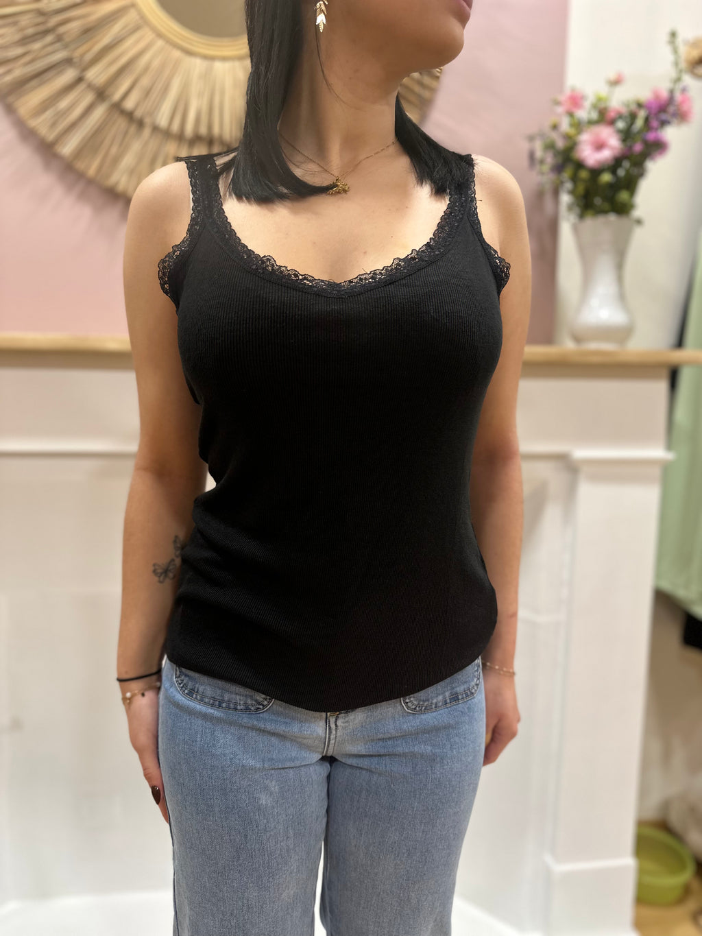 Débardeur noir femme – Maille côtelée – Détails dentelle – Coupe près du corps – In April 1986 – Miss Caprice